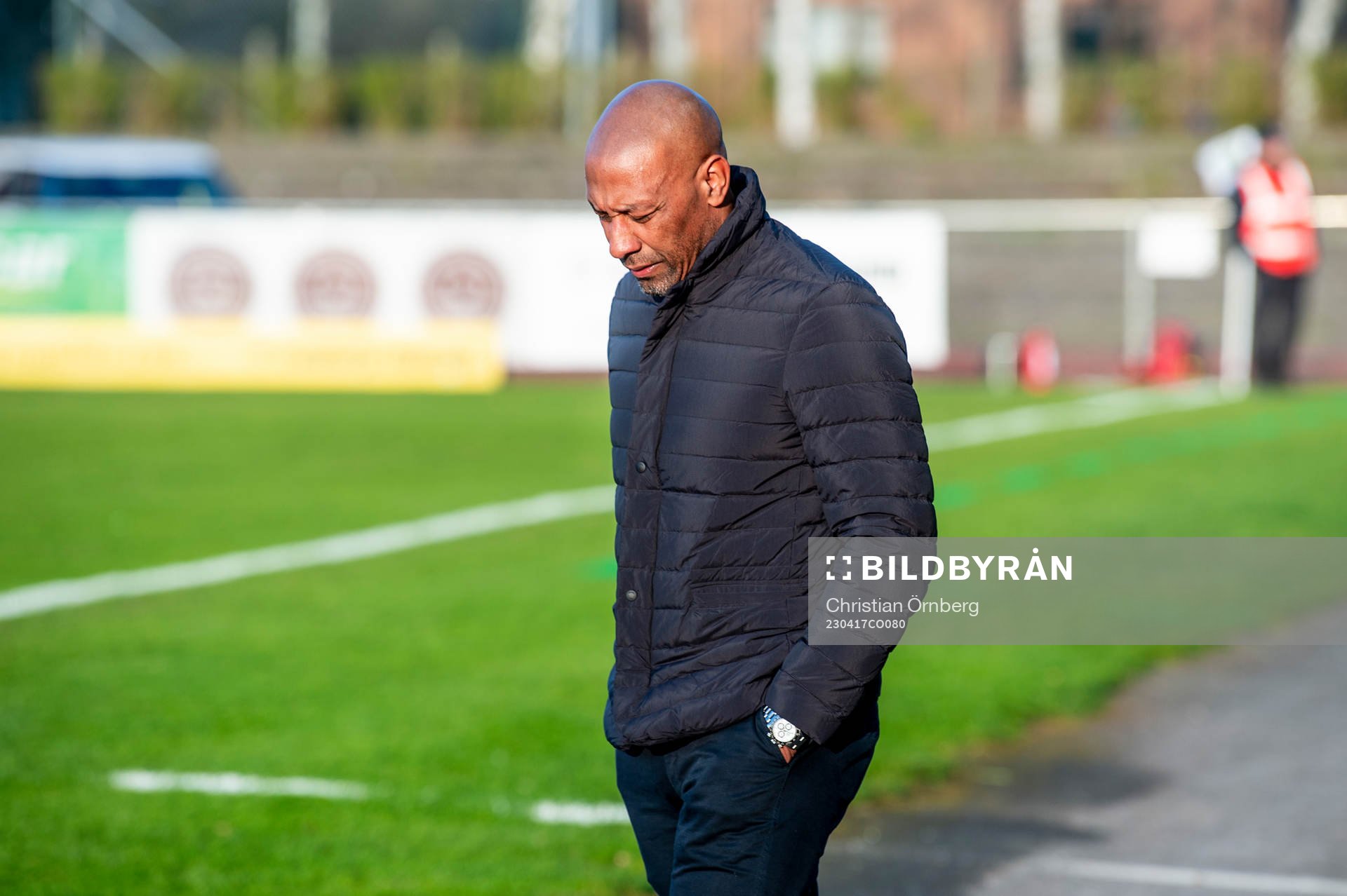 Örgrytes tränare Jeffrey Aubynn innan fotbollsmatchen i