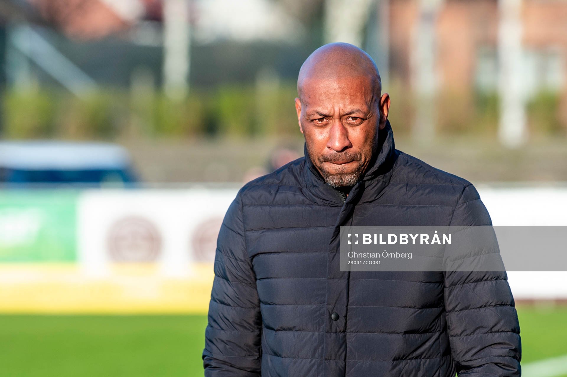 Örgrytes tränare Jeffrey Aubynn innan fotbollsmatchen i