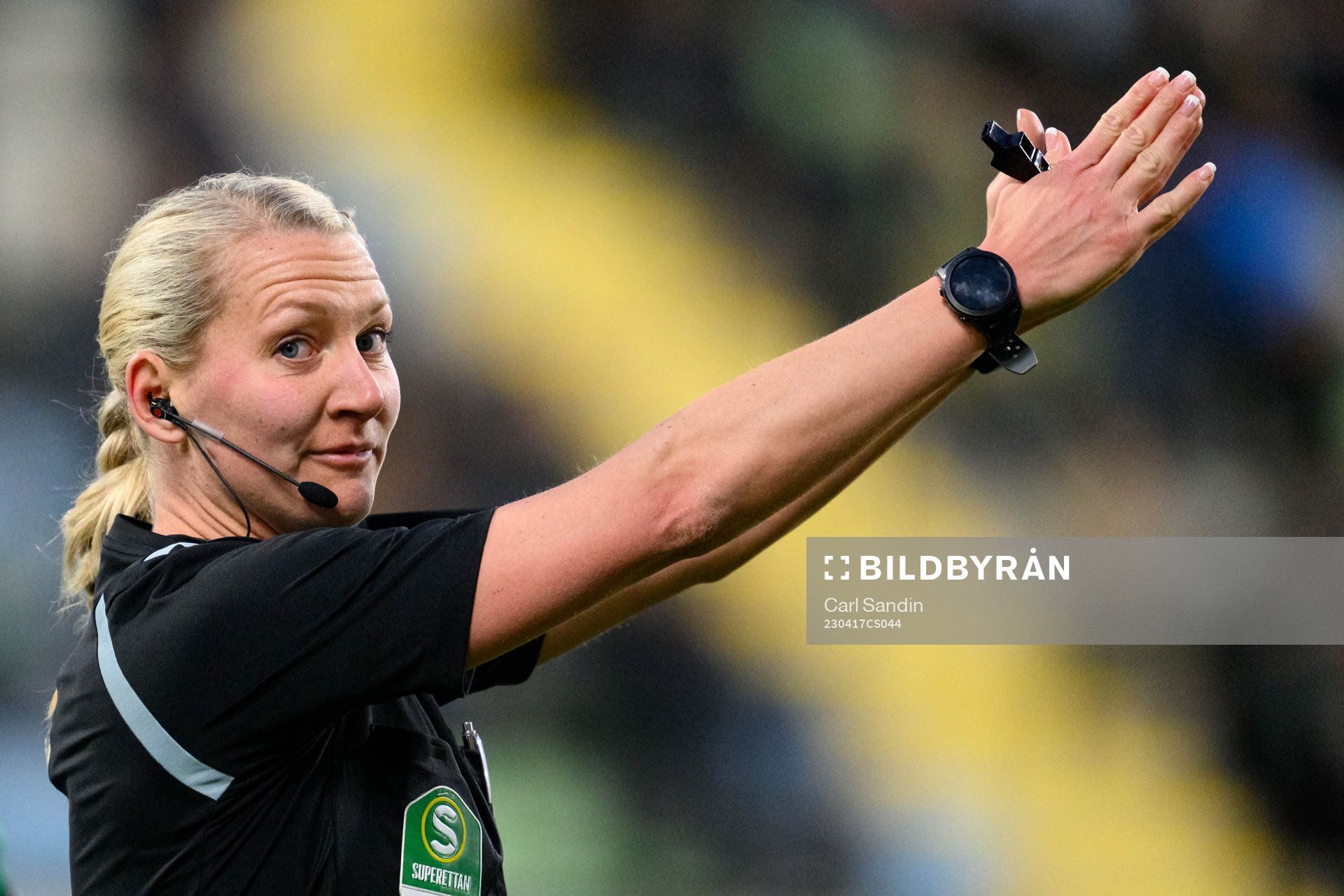 Domare Tess Olofsson under fotbollsmatchen i Superettan mellan Jönköpings Södra och Gefle den 17 april 2023 i Jönköping. 