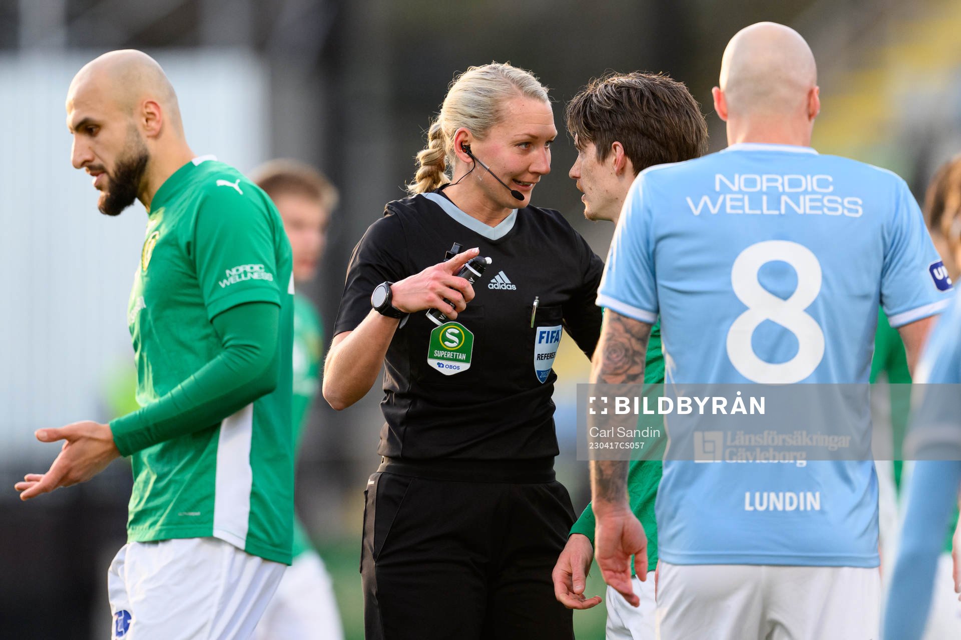 Domare Tess Olofsson pratar med Robin Book