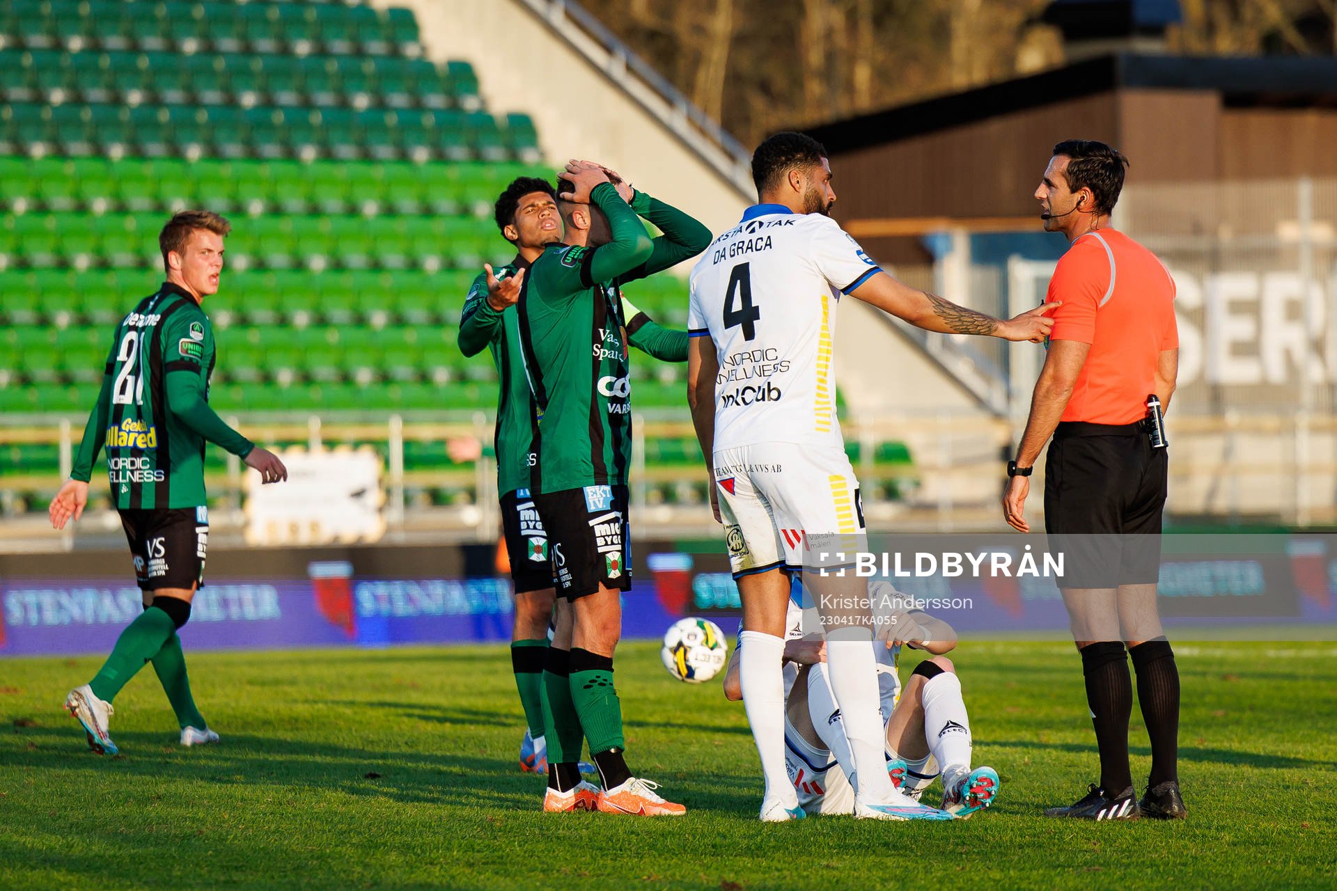 Varbergs spelare reagerar mot domare Granit Maqedonci