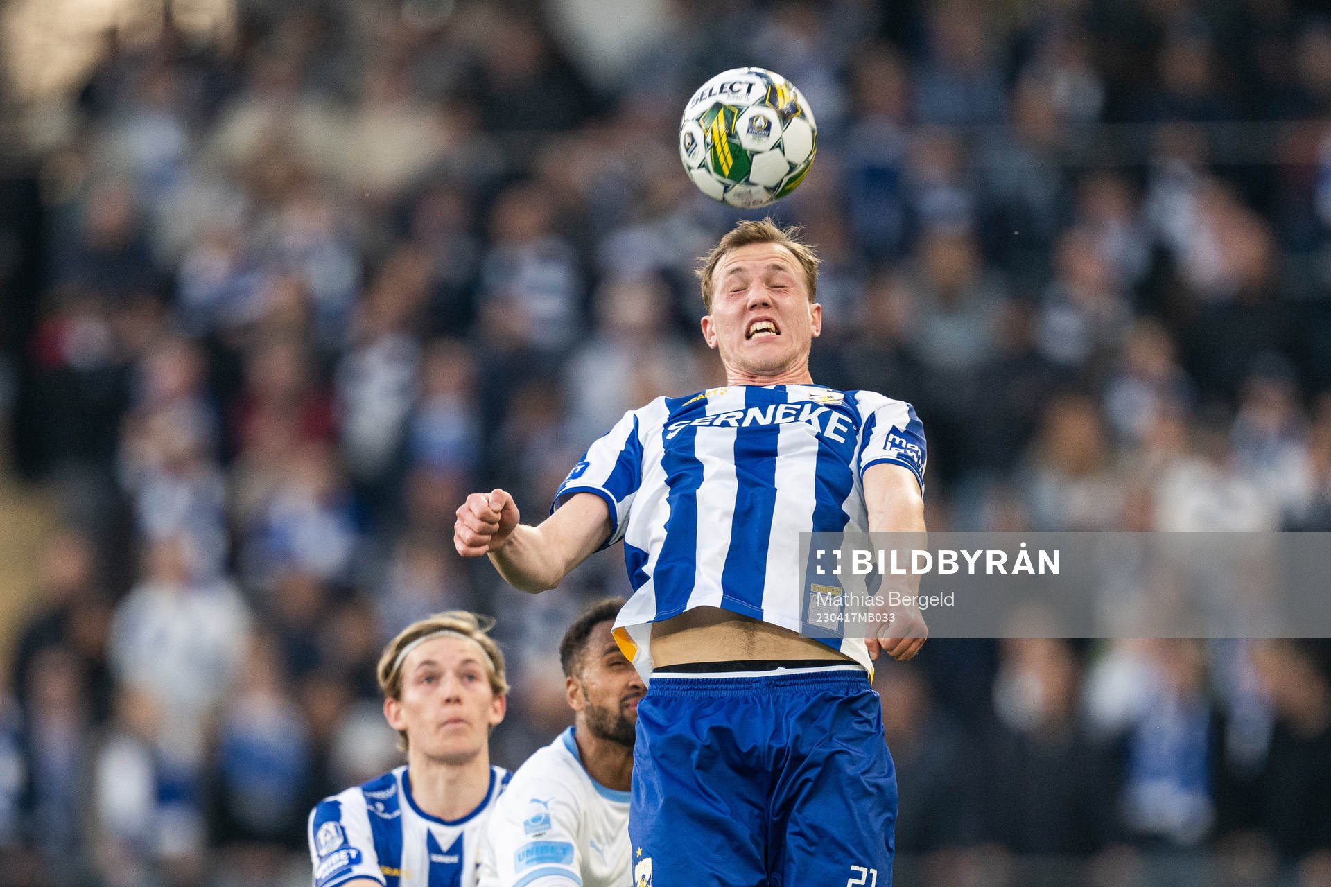 Malmö FFs Isaac Kiese Thelin i kamp med IFK Göteborgs Adam Carlén under fotbollsmatchen i Allsvenskan mellan IFK Göteborg och Malmö FF den 17 april 2023 i Göteborg.