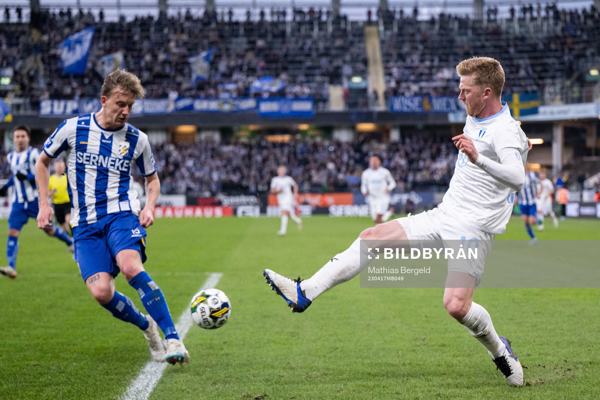 IFK Göteborgs Sebastian Hausner och Malmö FFs Anders Christiansen under fotbollsmatchen i Allsvenskan mellan IFK Göteborg och Malmö FF den 17 april 2023 i Göteborg.