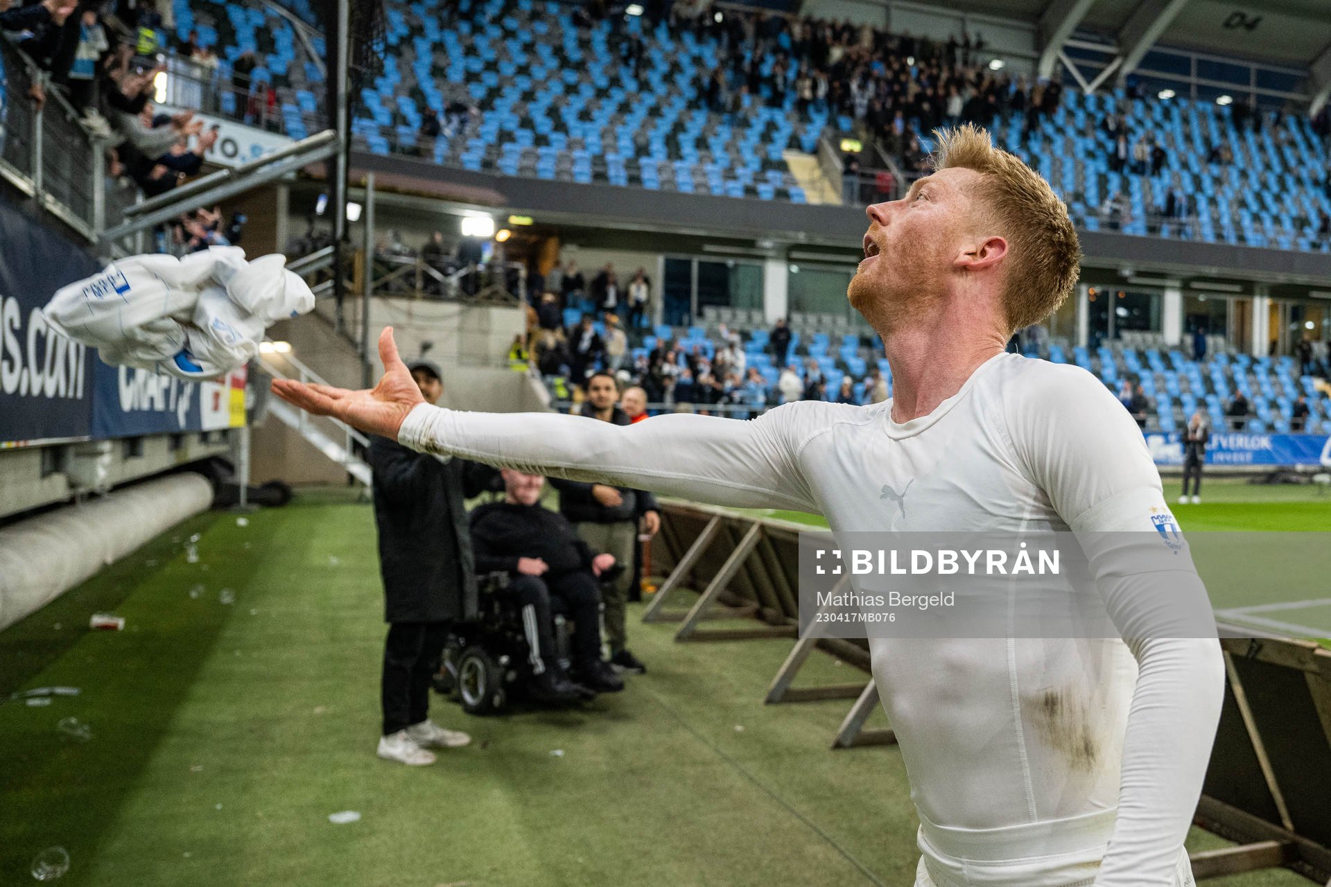 Malmö FFs Anders Christiansen kastar sin tröja till supportrarna efter fotbollsmatchen i Allsvenskan mellan IFK Göteborg och Malmö FF den 17 april 2023 i Göteborg.