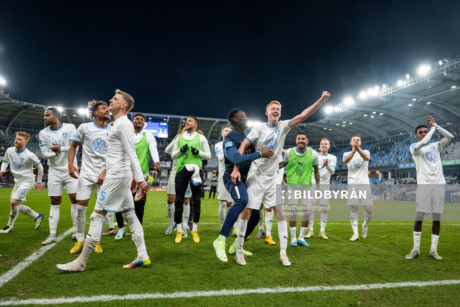 Malmö FFs Hugo Larsson jublar med lagkamrater