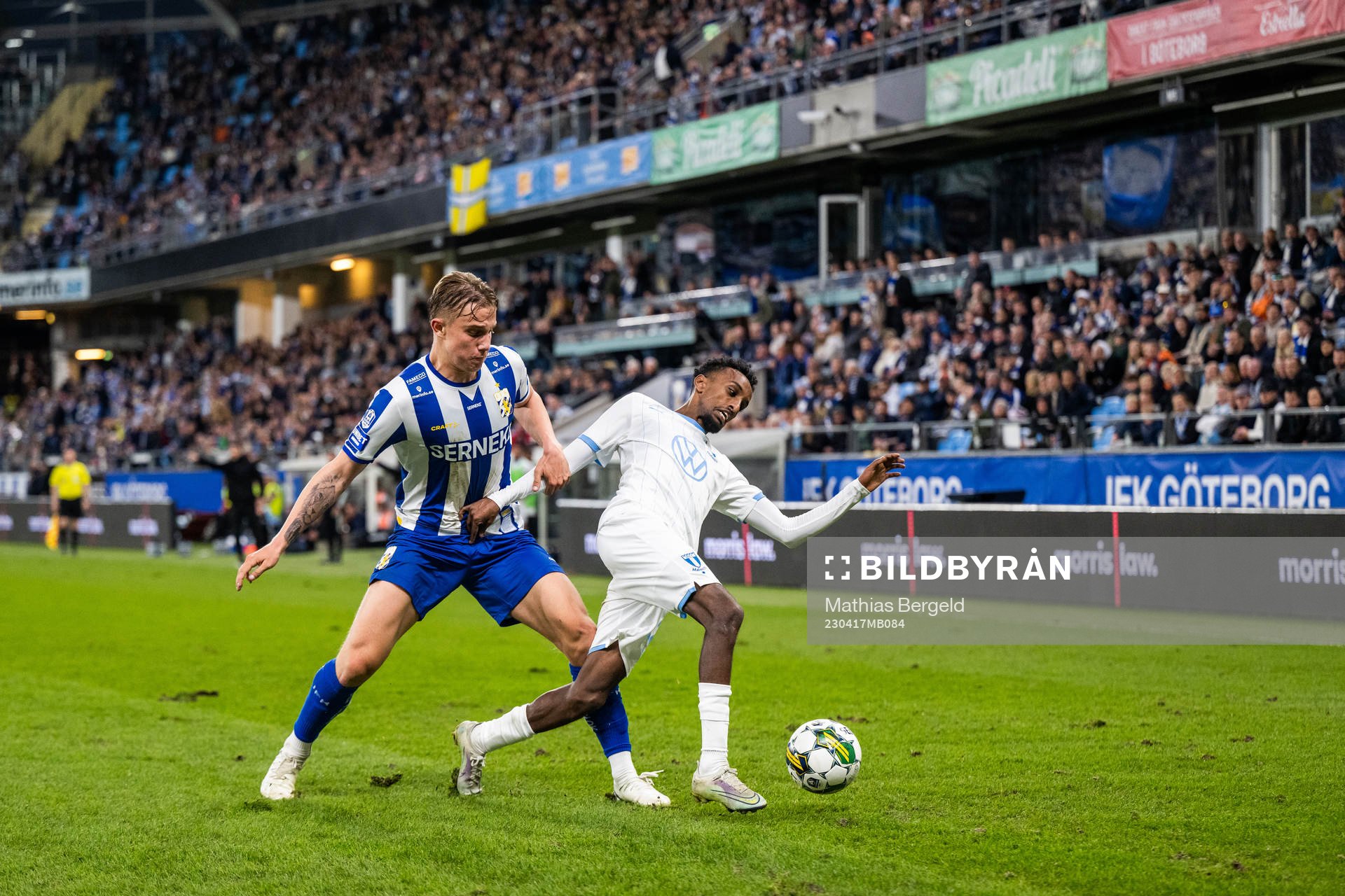IFK Göteborgs Linus Carlstrand och Malmö FFs Taha Ali under fotbollsmatchen i Allsvenskan mellan IFK Göteborg och Malmö FF den 17 april 2023 i Göteborg.