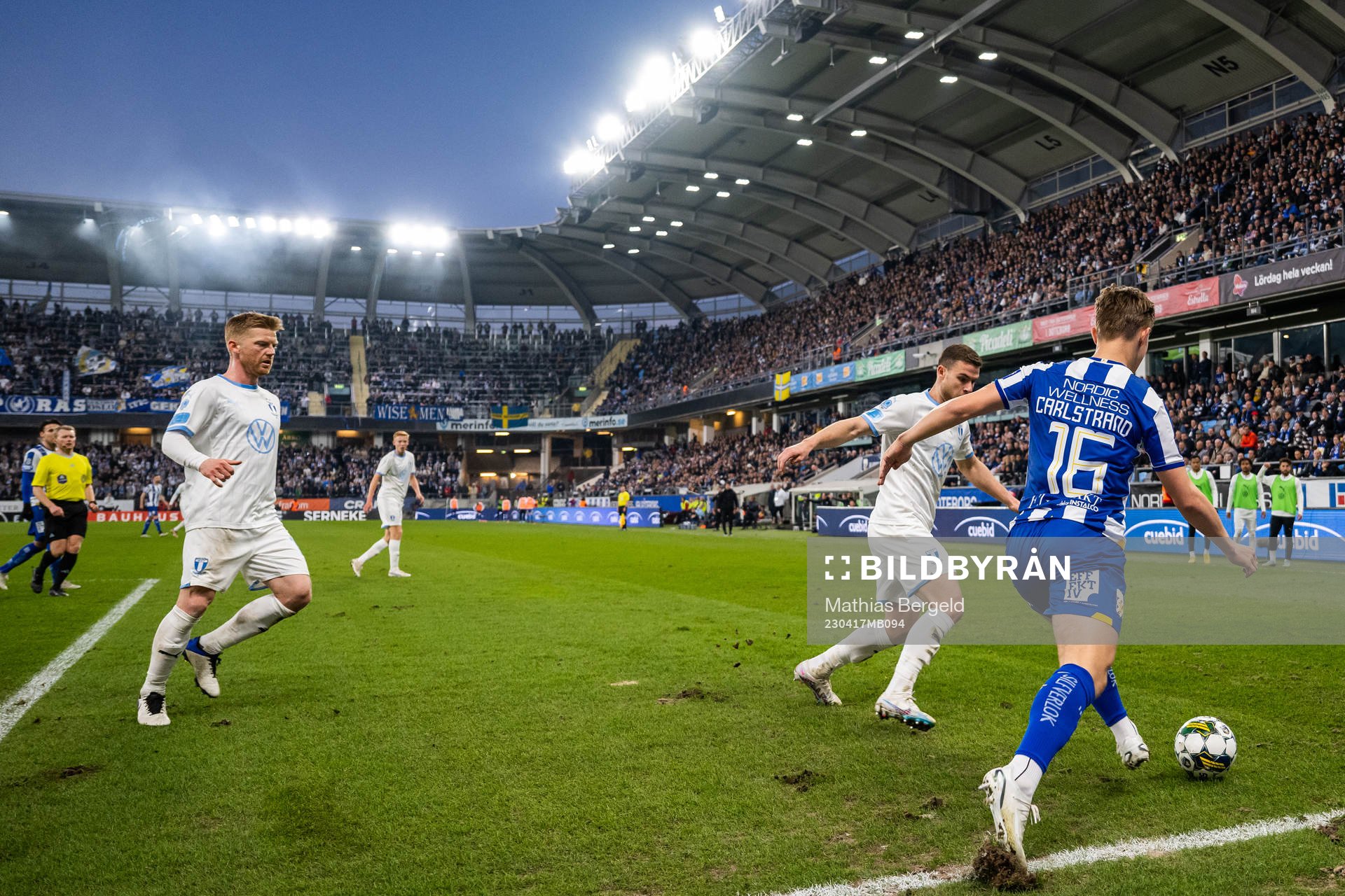 Malmö FFs Anders Christiansen och Gabriel Busanello i kamp med IFK Göteborgs Linus Carlstrand under fotbollsmatchen i Allsvenskan mellan IFK Göteborg och Malmö FF den 17 april 2023 i Göteborg.