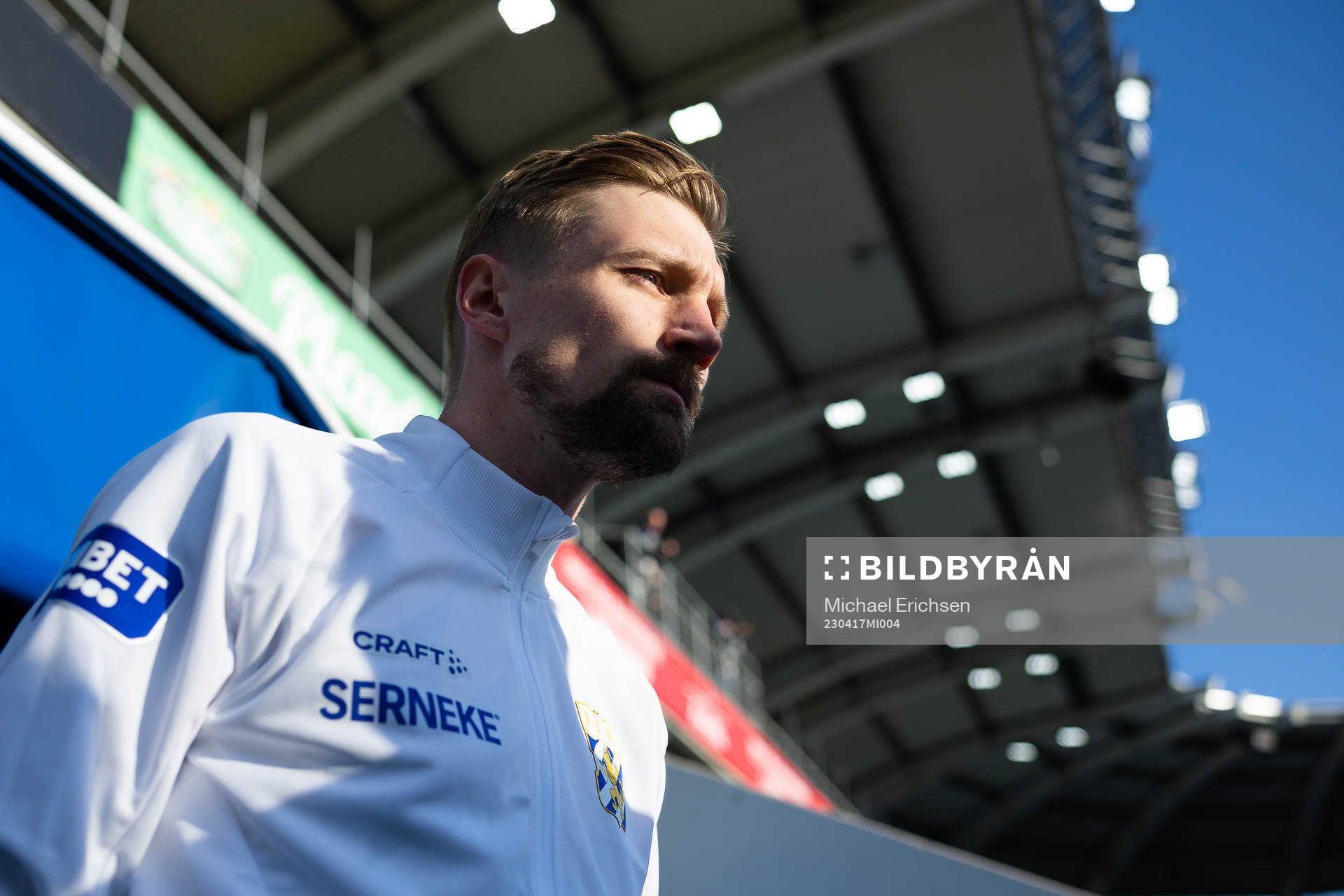 IFK Göteborgs Sebastian Eriksson  på väg ut för att