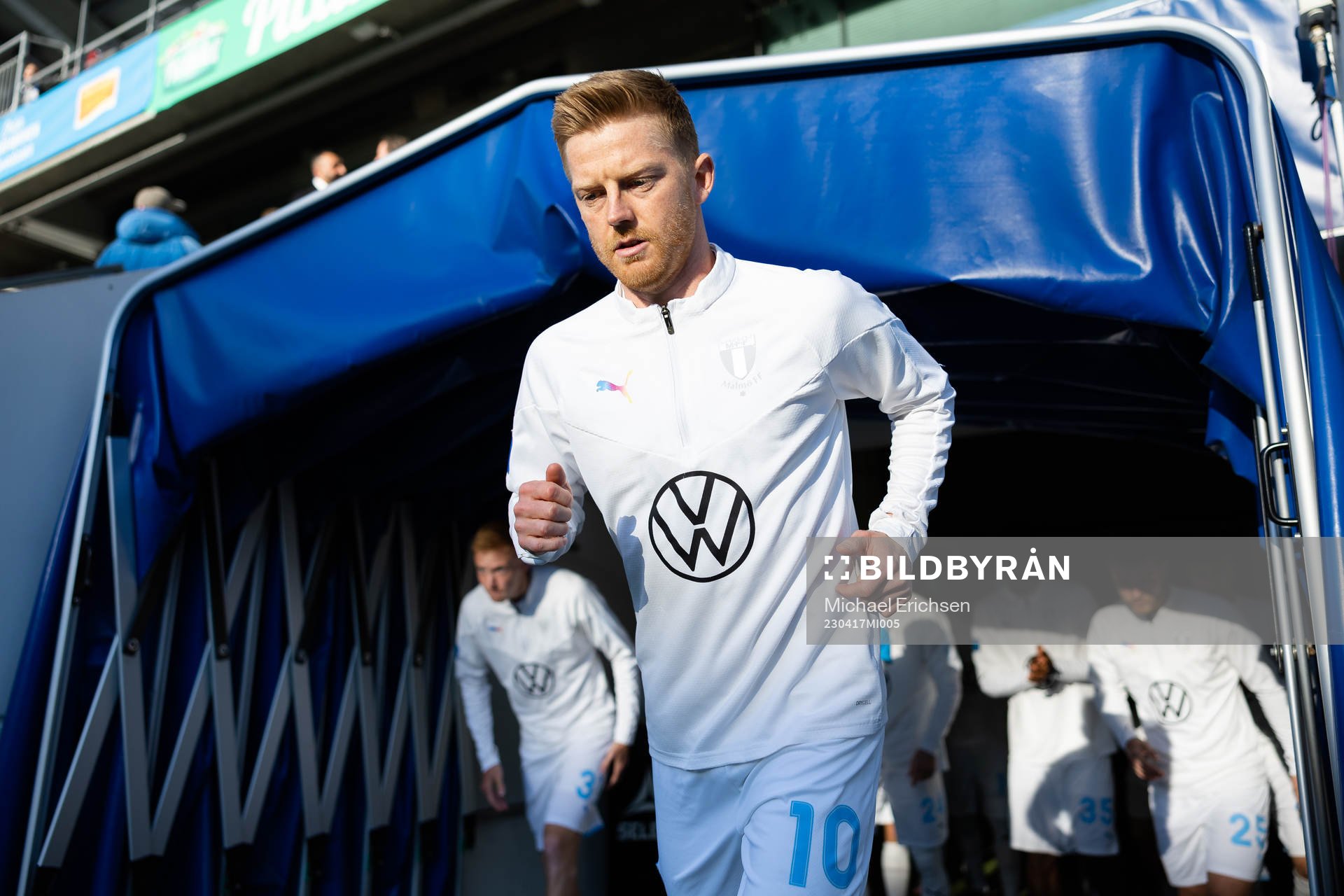 Malmö FFs Anders Christiansen på väg ut för att värma
