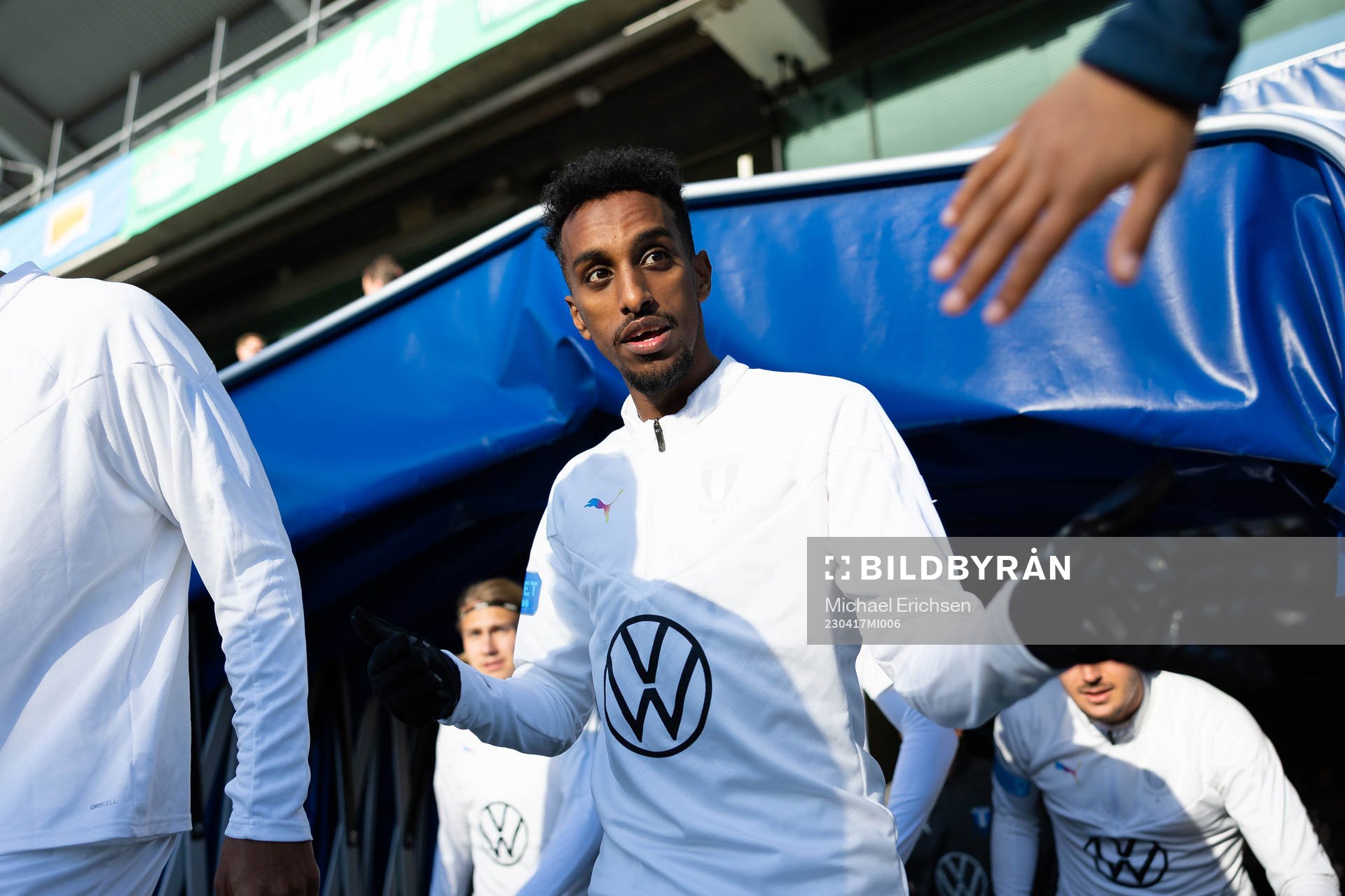 Malmö FFs Taha Ali  på väg ut för att värma upp innan
