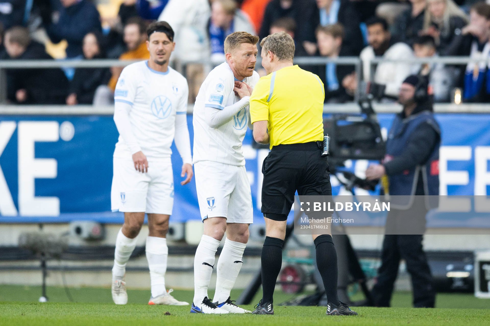 Malmö FFs Anders Christiansen tilldelas gult kort av