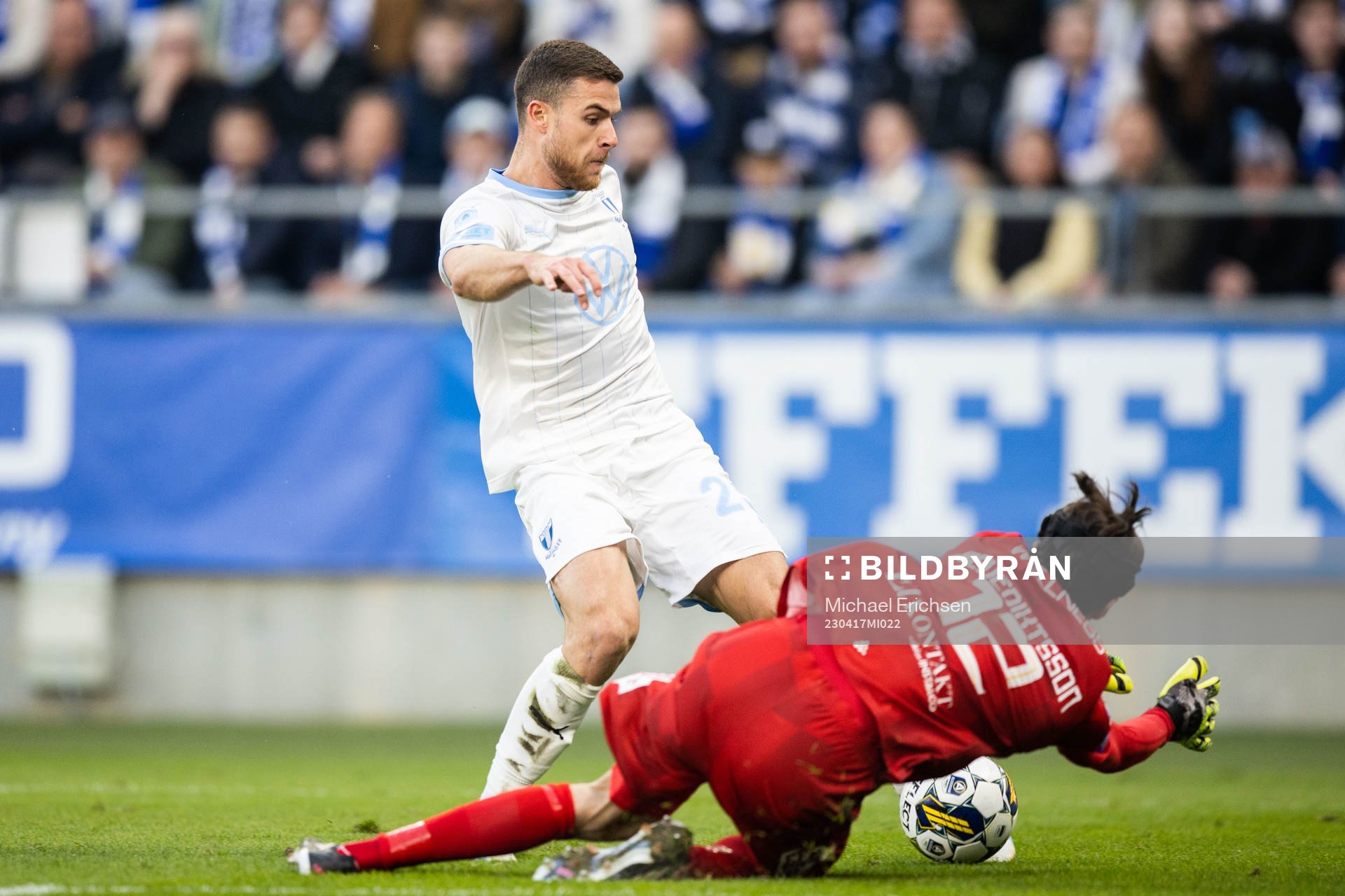 Malmö FFs Gabriel Busanello mot IFK Göteborgs målvakt