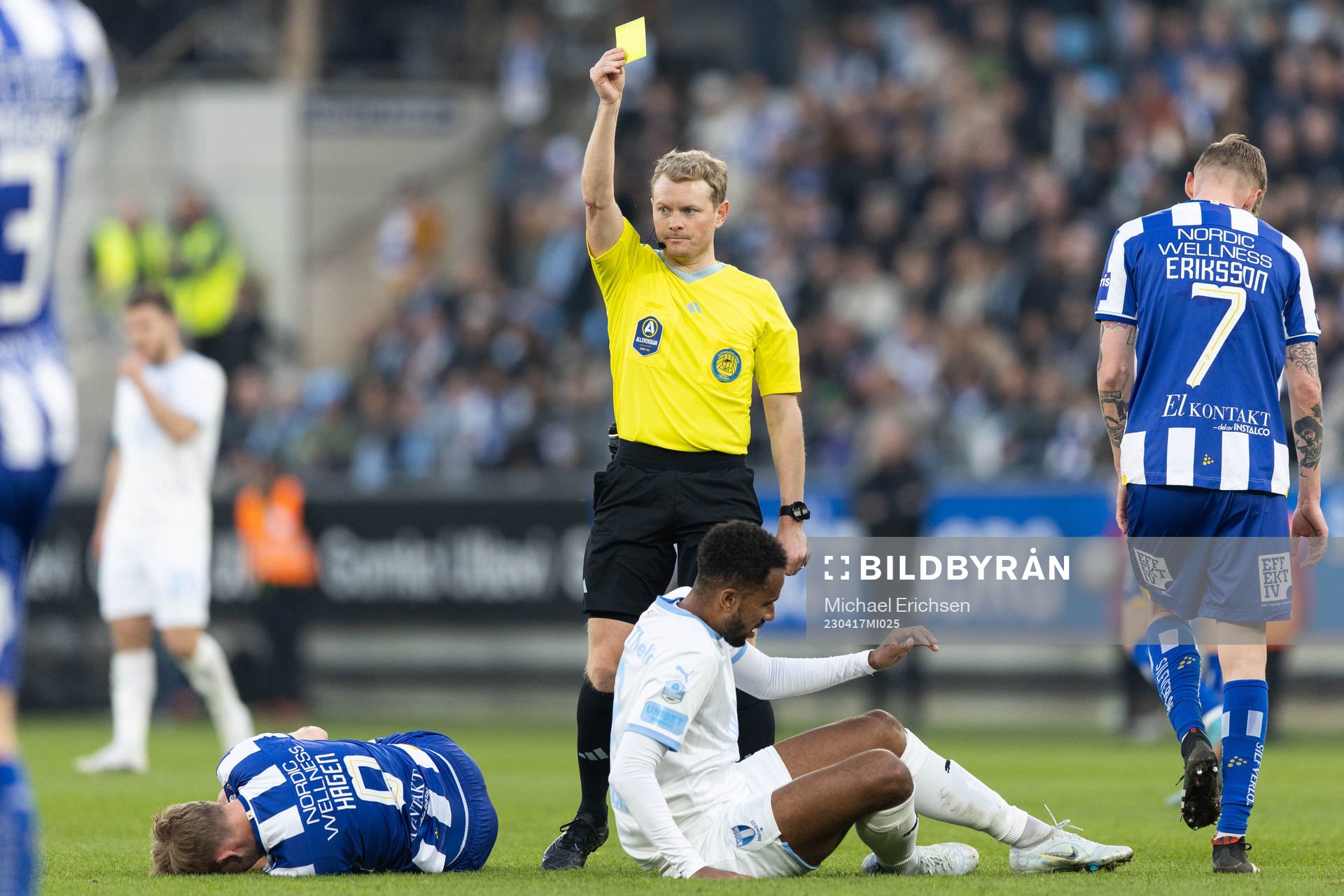 Malmö FFs Isaac Kiese Thelin tilldelas gult kort av Domare