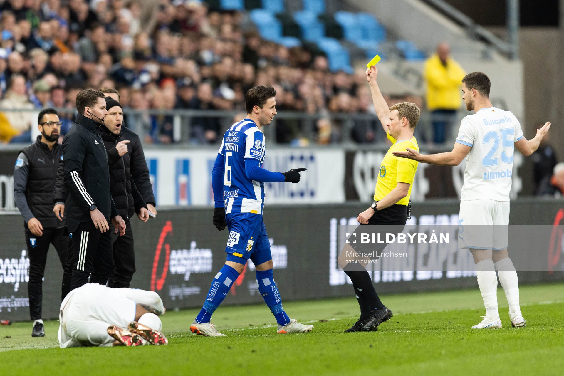 IFK Göteborgs Anders Trondsen tilldelas gult kort