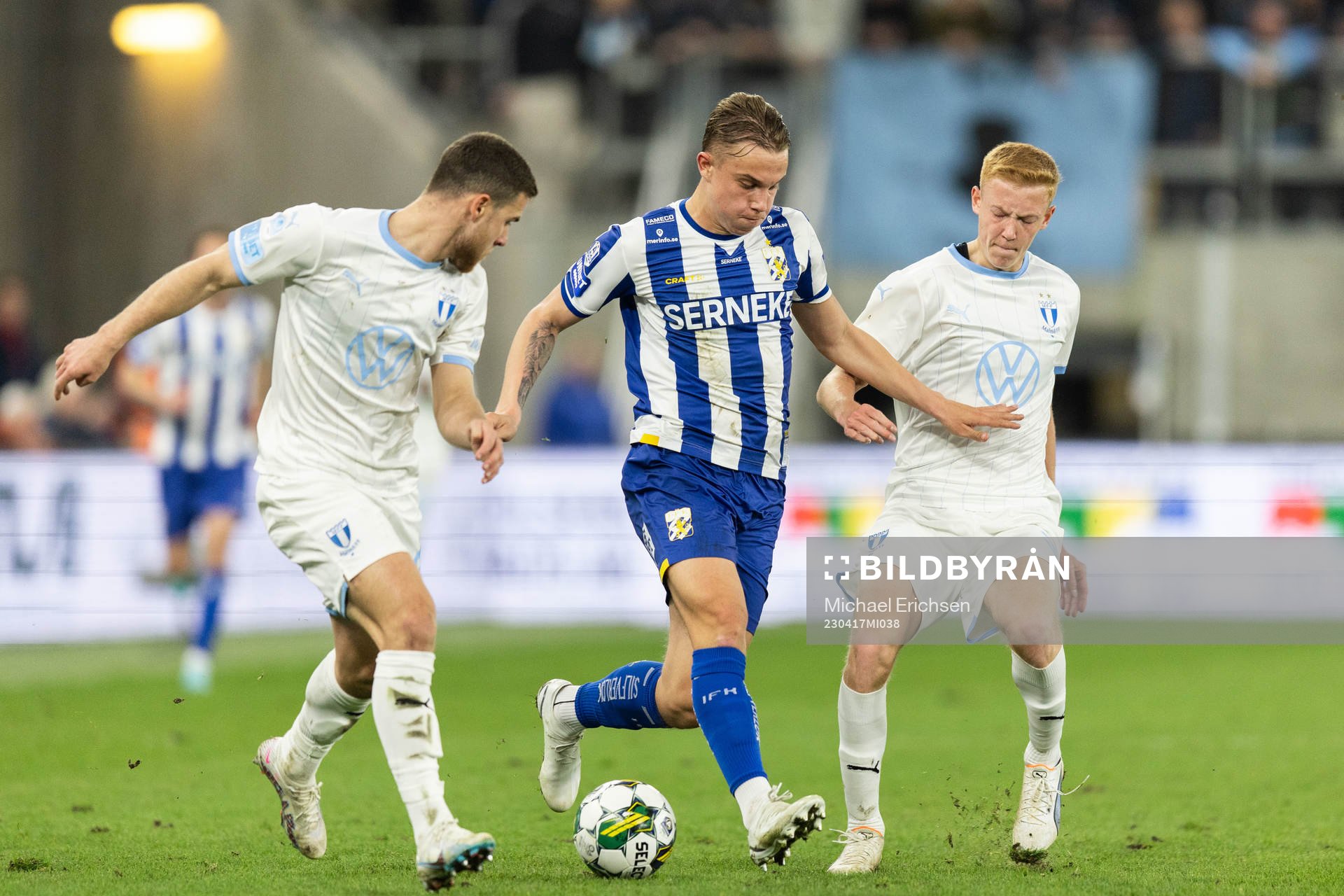 Malmö FFs Gabriel Busanello och Hugo Larsson mot IFK Göteborgs Linus Carlstrand under fotbollsmatchen i Allsvenskan mellan IFK Göteborg och Malmö FF den 17 april 2023 i Göteborg.