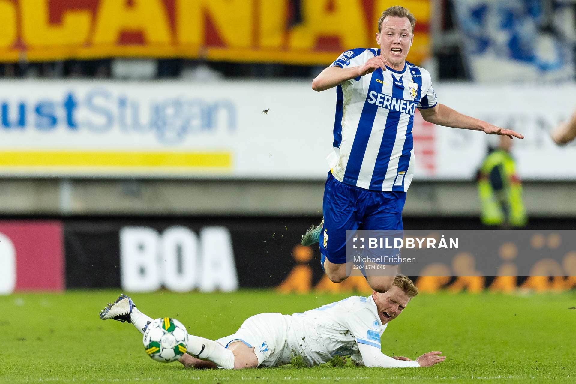 Malmö FFs Anders Christiansen tacklar IFK Göteborgs Adam