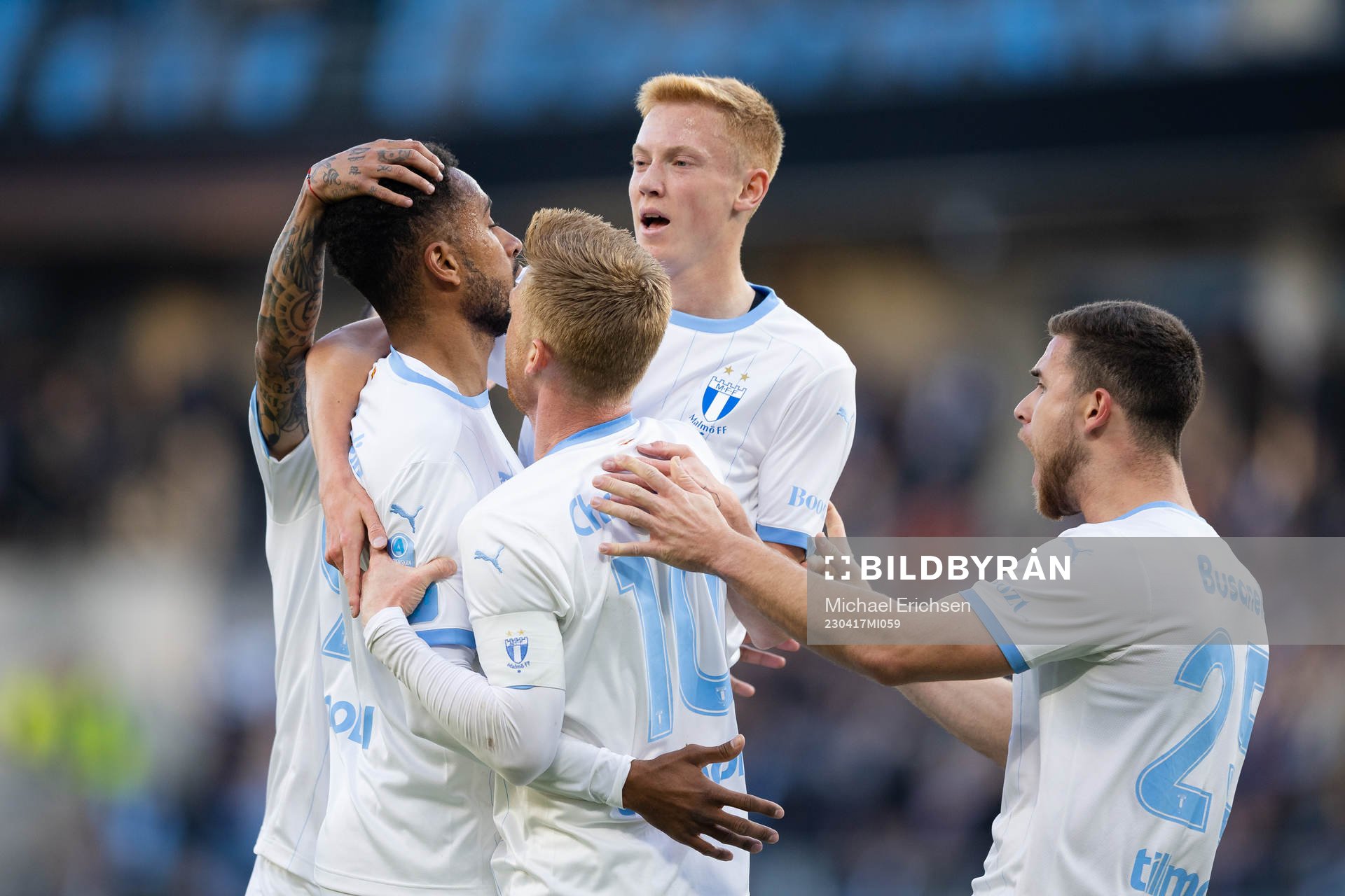 Malmö FFs Isaac Kiese Thelin jublar med lagkamrater