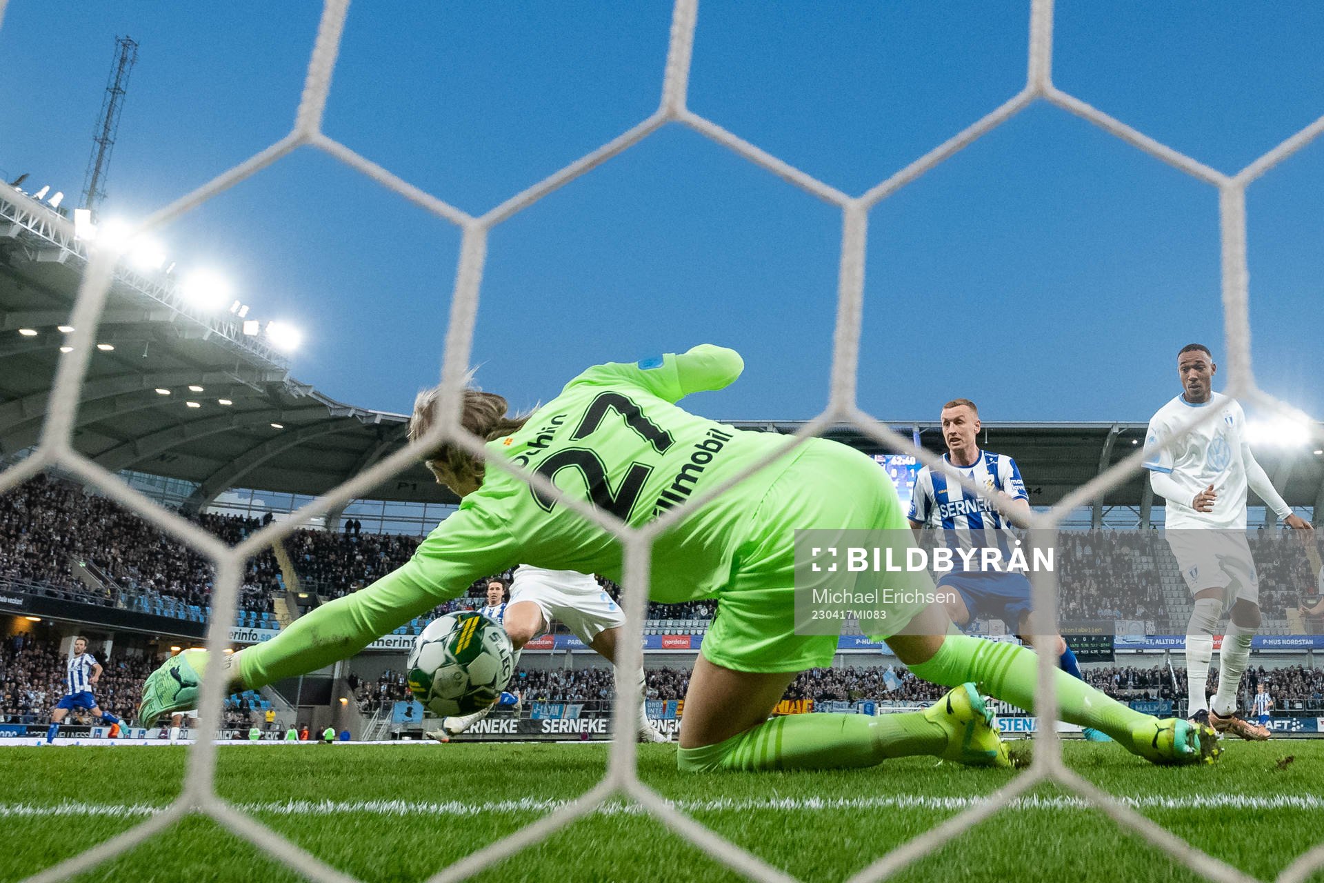 Malmö FFs målvakt Johan Dahlin med en räddning under fotbollsmatchen i Allsvenskan mellan IFK Göteborg och Malmö FF den 17 april 2023 i Göteborg.
