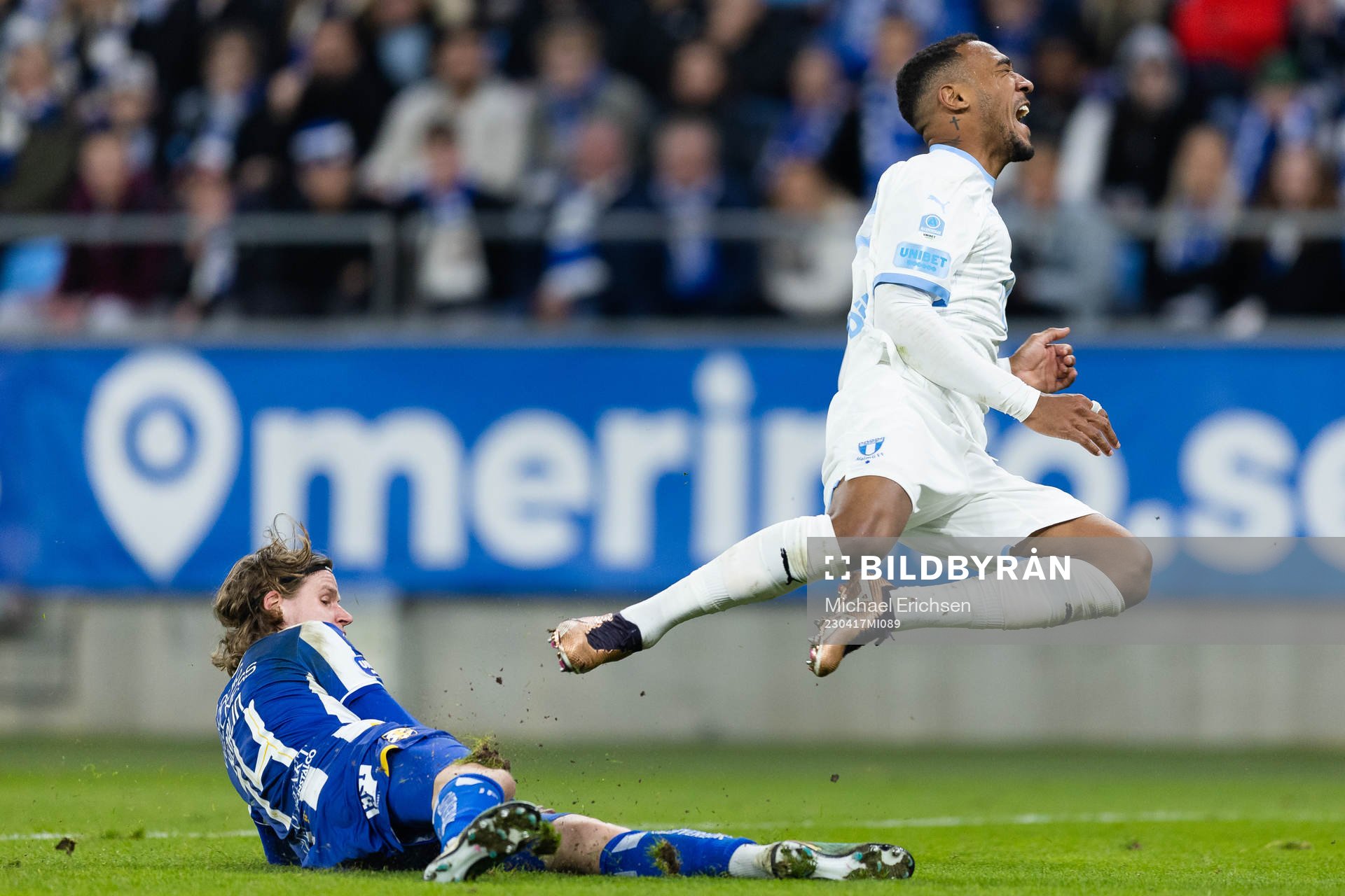 IFK Göteborgs Gustaf Norlin glidtacklar Malmö FFs Derek Cornelius under fotbollsmatchen i Allsvenskan mellan IFK Göteborg och Malmö FF den 17 april 2023 i Göteborg.