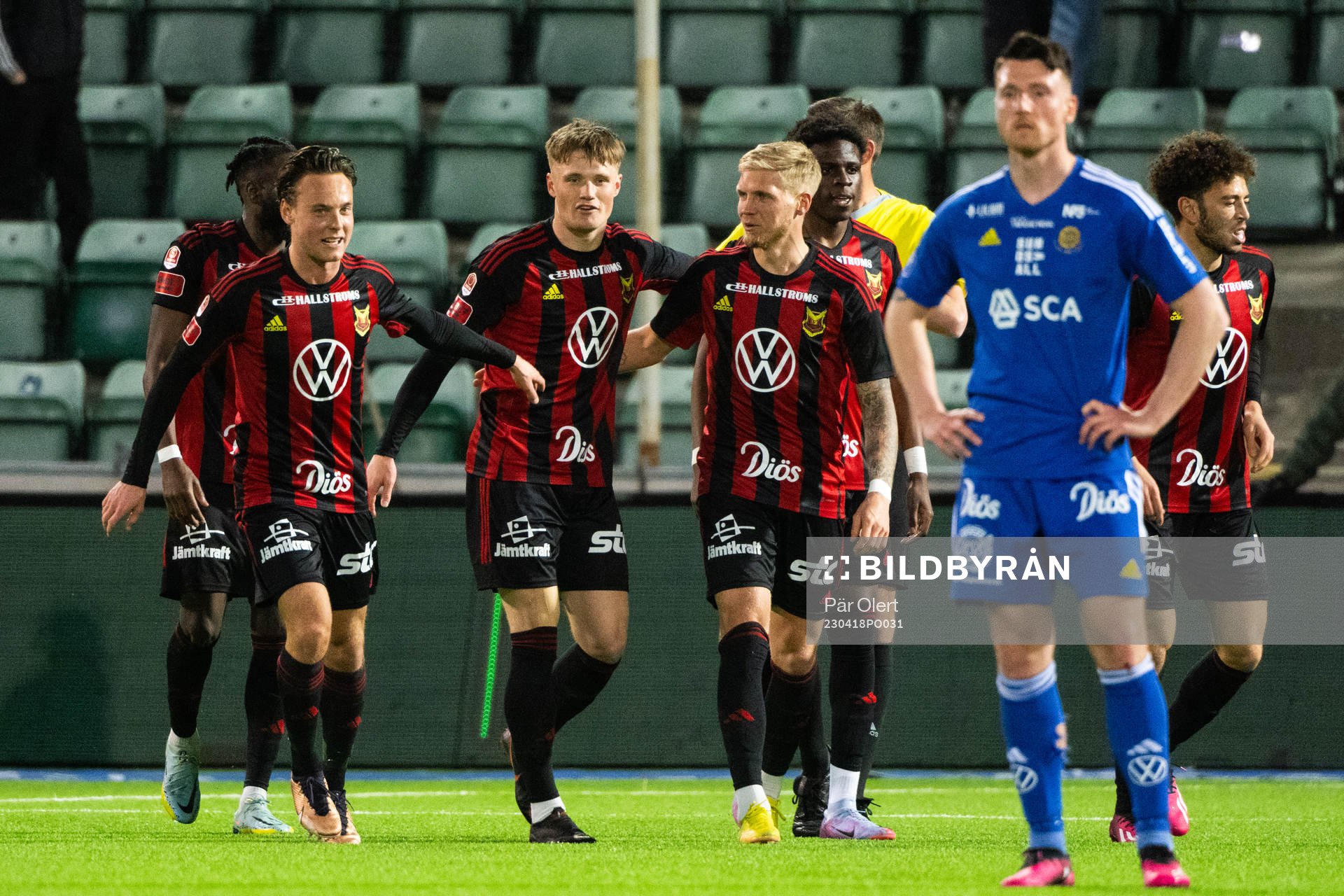 Östersunds Sebastian Karlsson Grach jublar