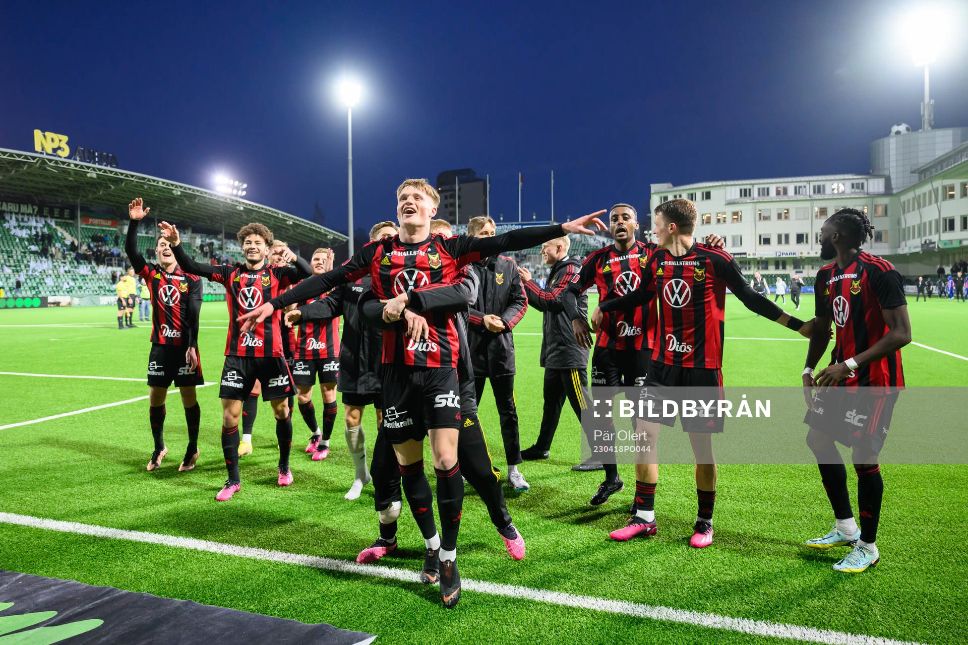 Östersunds Sebastian Karlsson Grach jublar