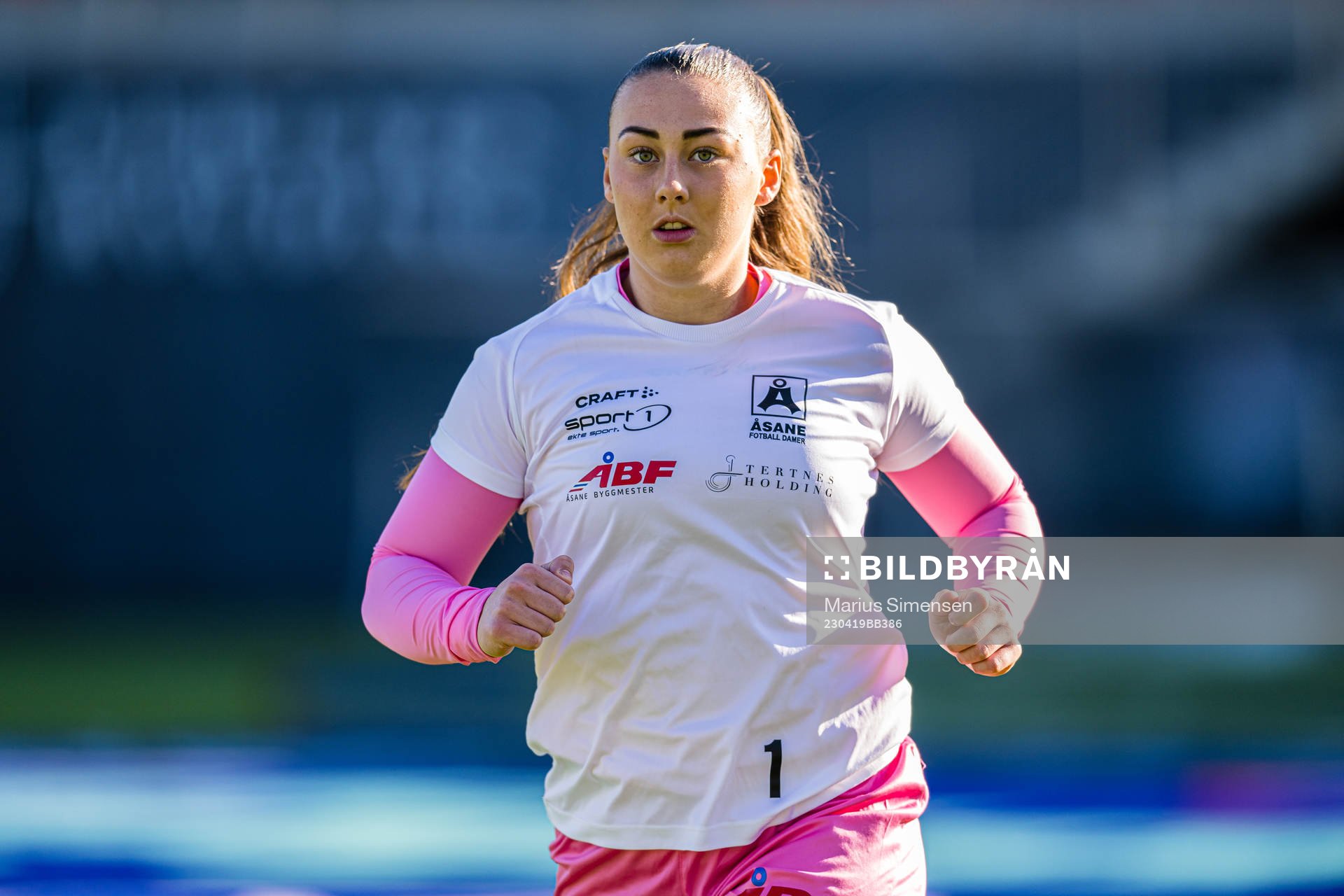 Savanna Mary-Anne Duffy of Åsane warms up