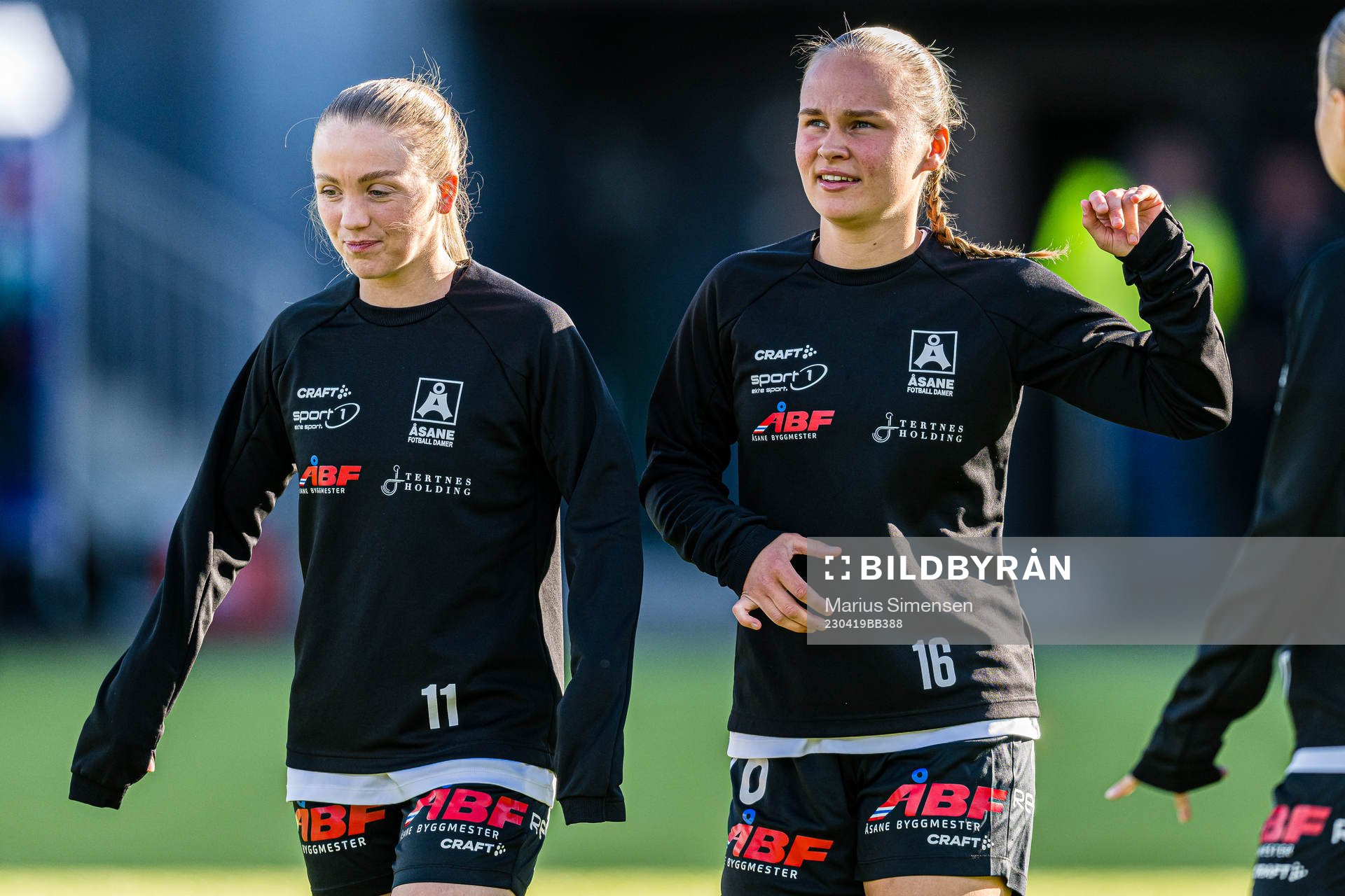 Andrine Mo and Mathilde Sangolt of Åsane warms up