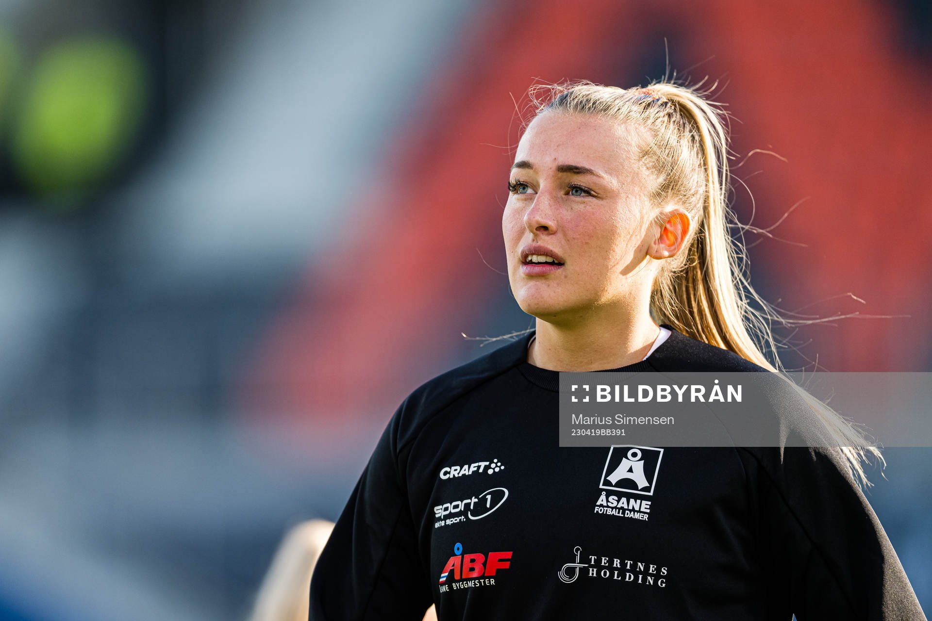 Madeleine Veivåg of Åsane warms up