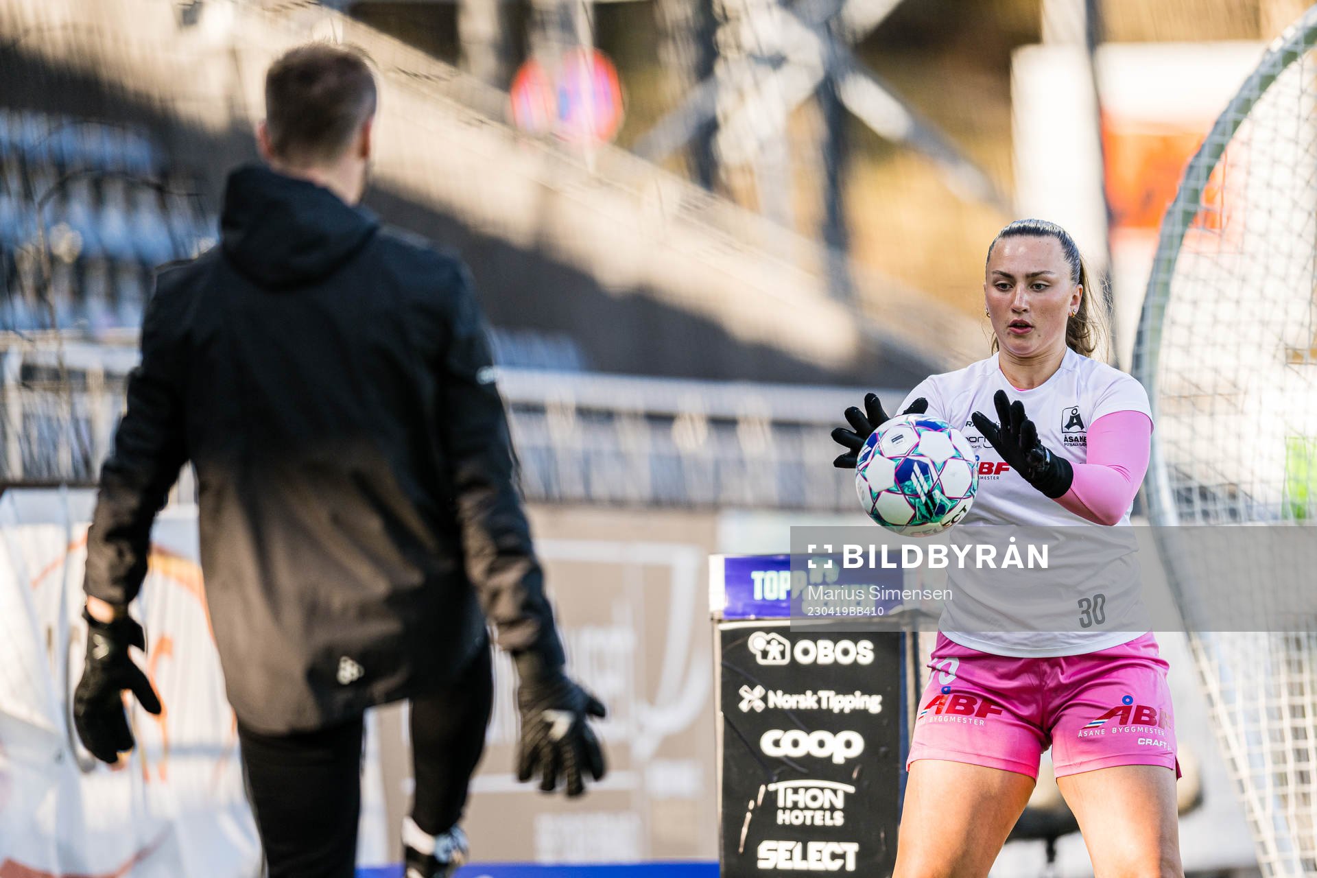 Andrea Kvammen of Åsane warms up