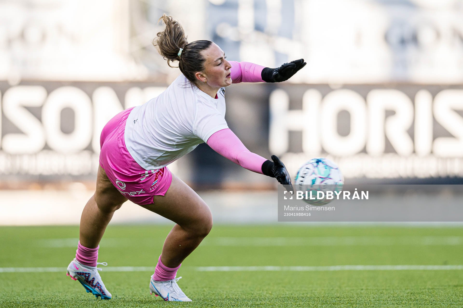 Andrea Kvammen of Åsane warms up