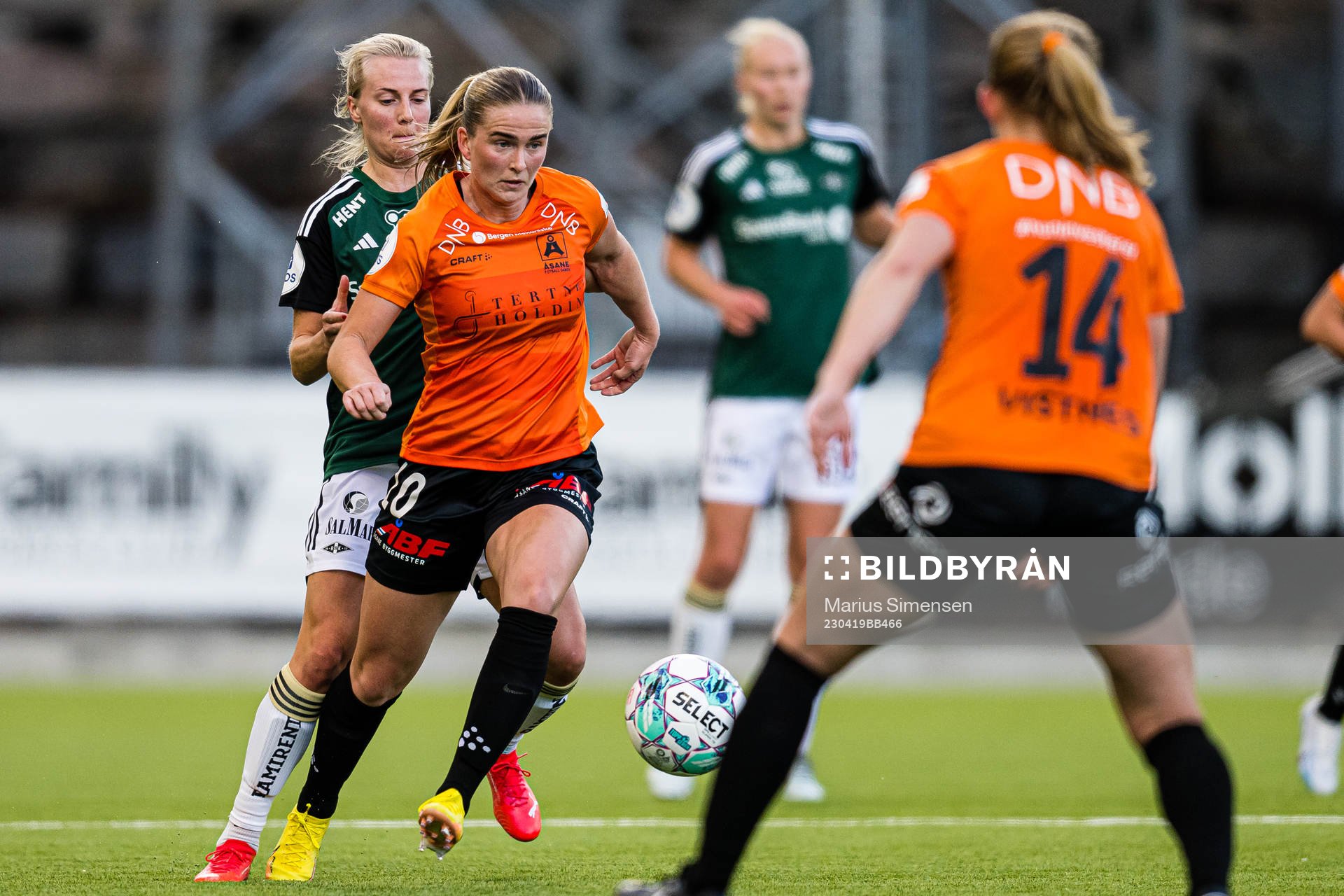 Mali Lilleås Næss of Rosenborg and Ida Skaar Kroken of