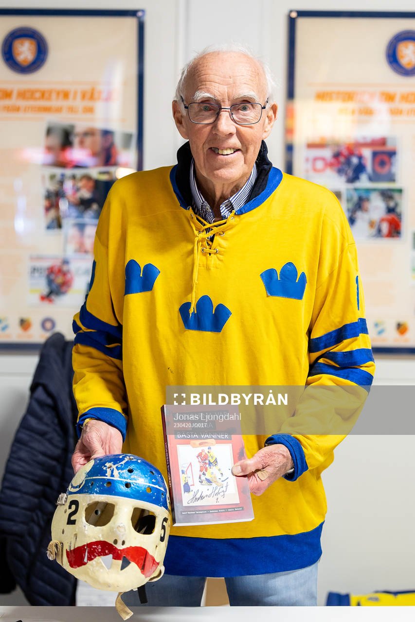 Leif ”Honken” Holmqvist poserar med sin självbiografi