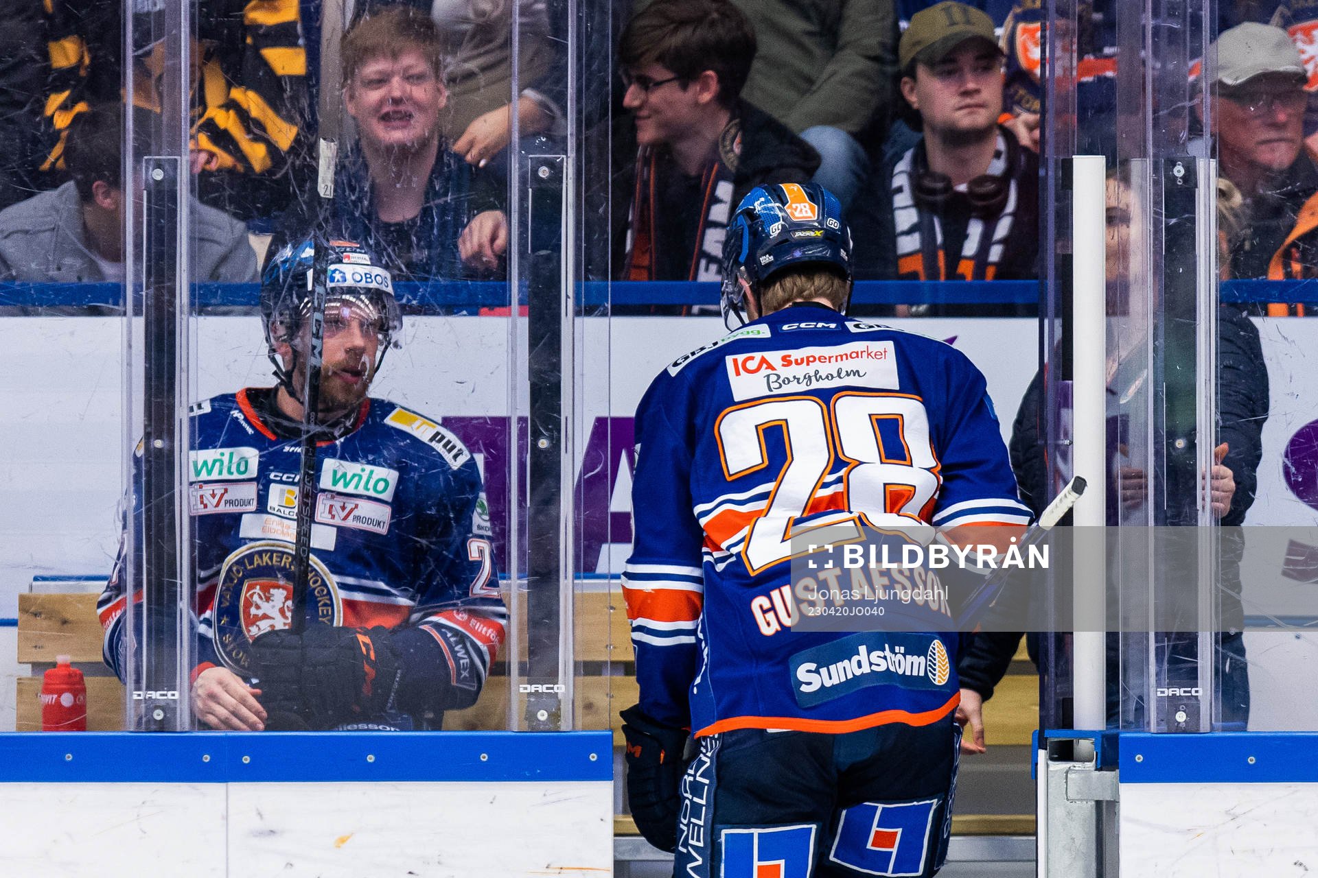 Växjös Brian Cooper och Hugo Gustafsson i utvisningsbåset