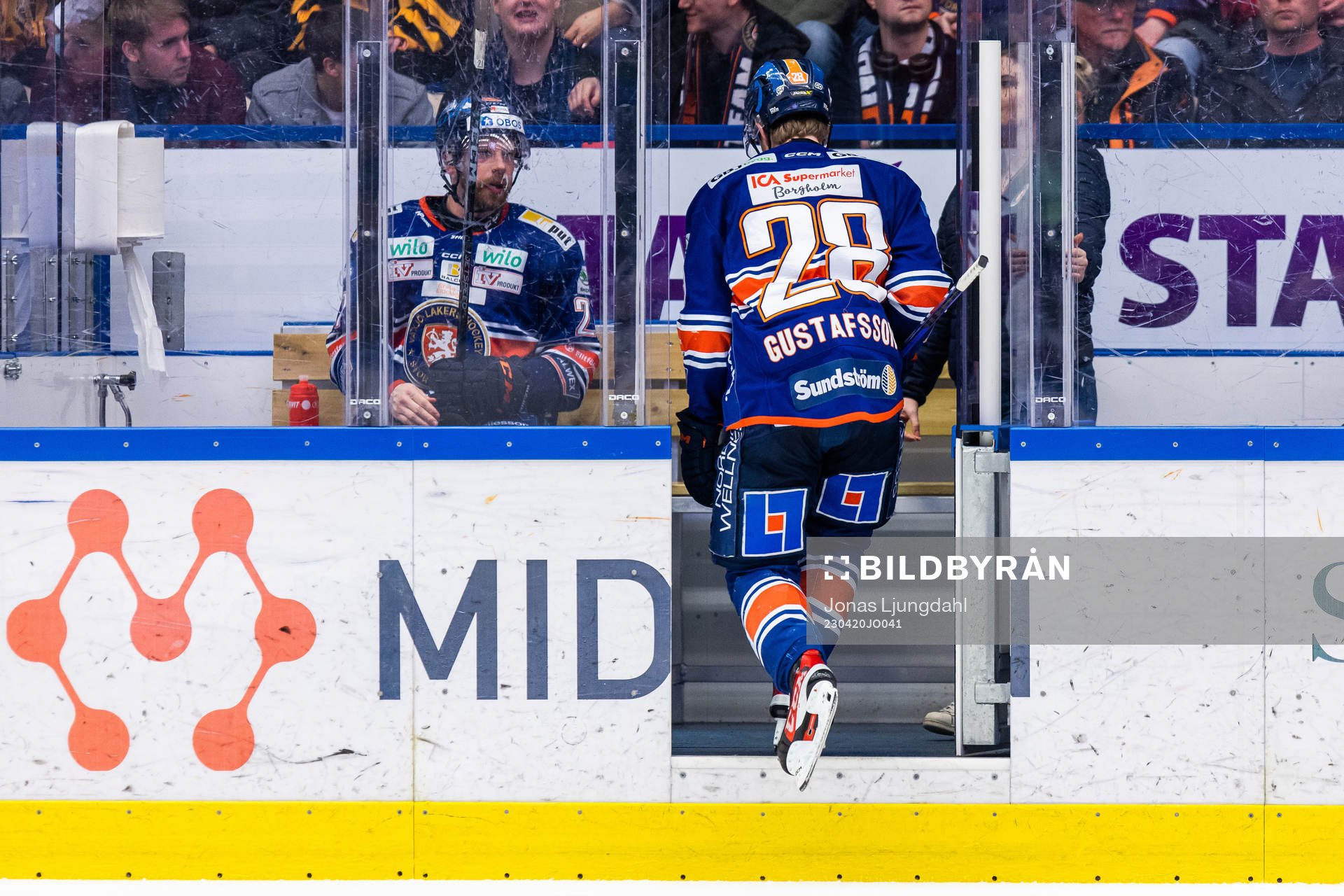 Växjös Brian Cooper och Hugo Gustafsson i utvisningsbåset