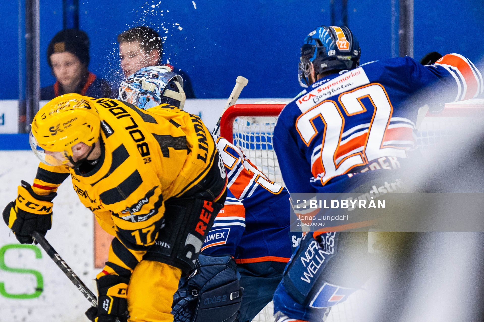 Skellefteås Pär Lindholm träffar Växjös målvakt Emil