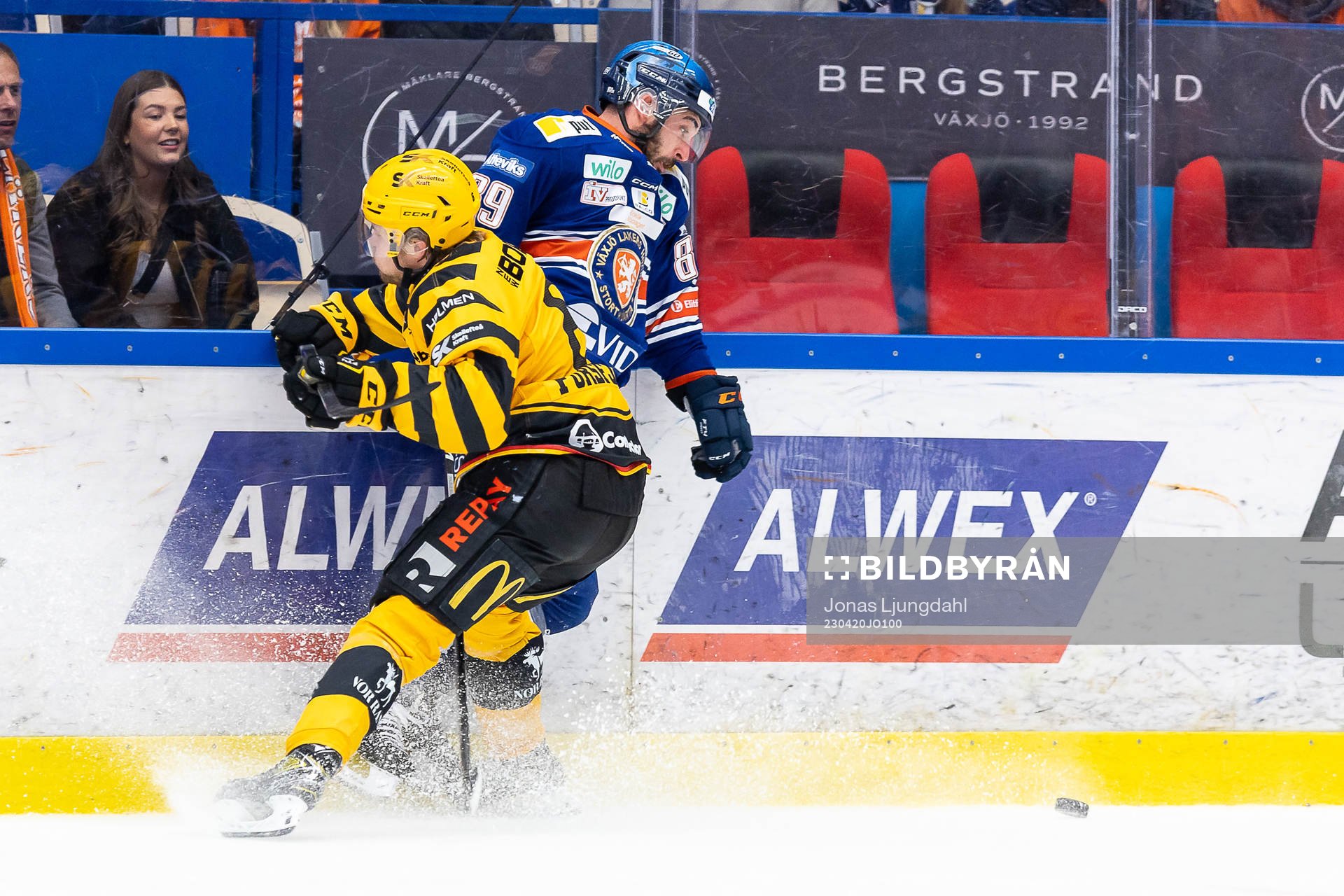 Växjös Jayden Halbgewachs blir tacklad av Skellefteås
