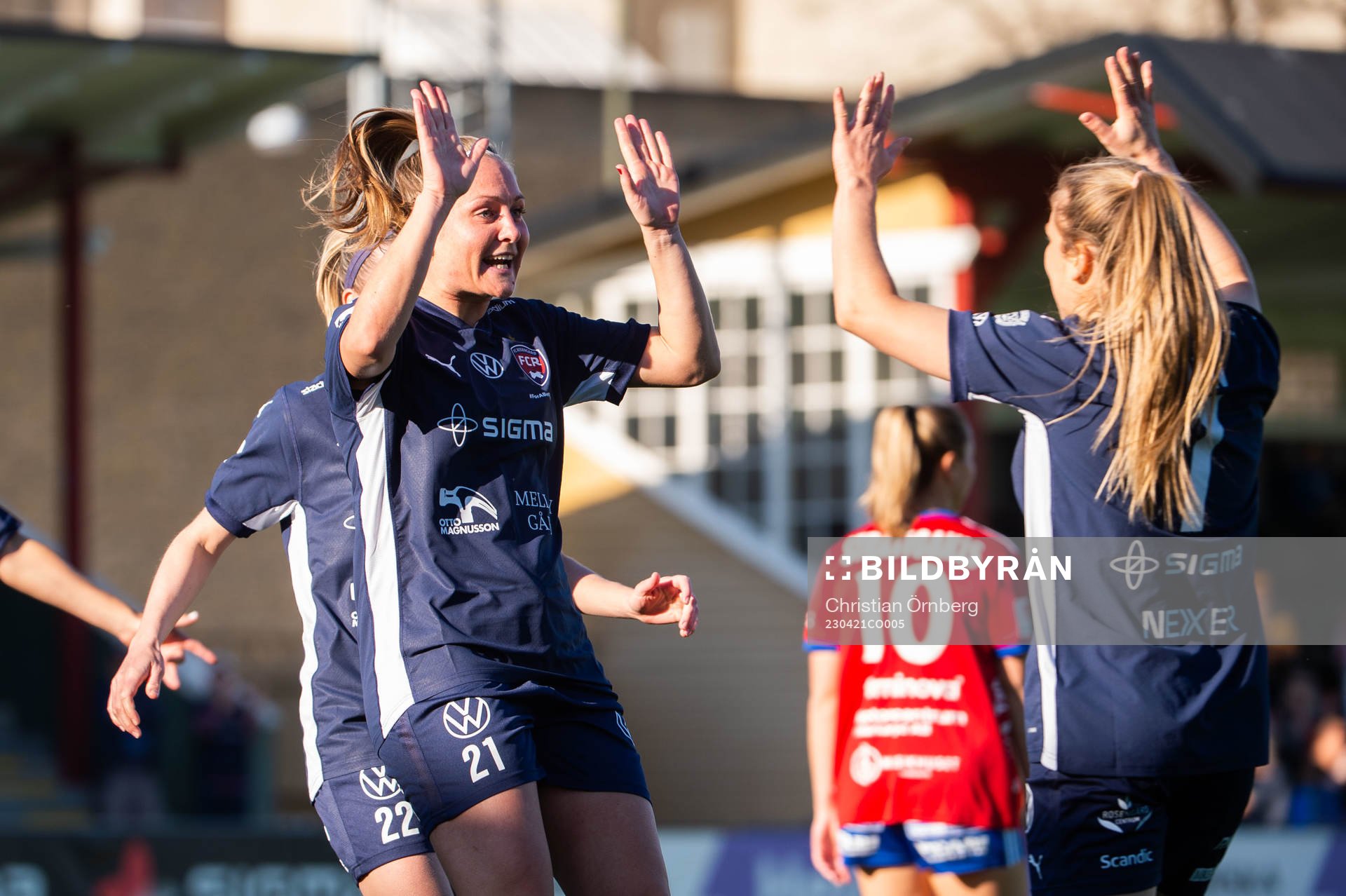 FC Rosengårds Karin Lundin jublar med Fiona Brown
