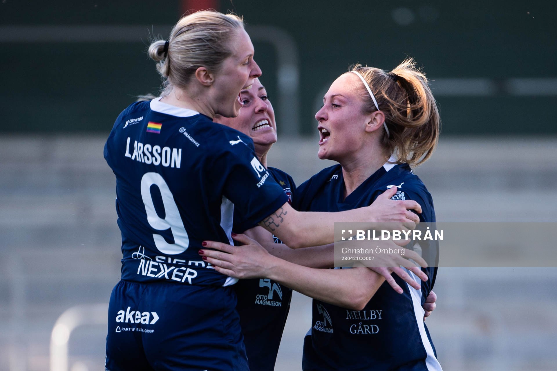 FC Rosengårds Karin Lundin jublar med Olivia Schough och