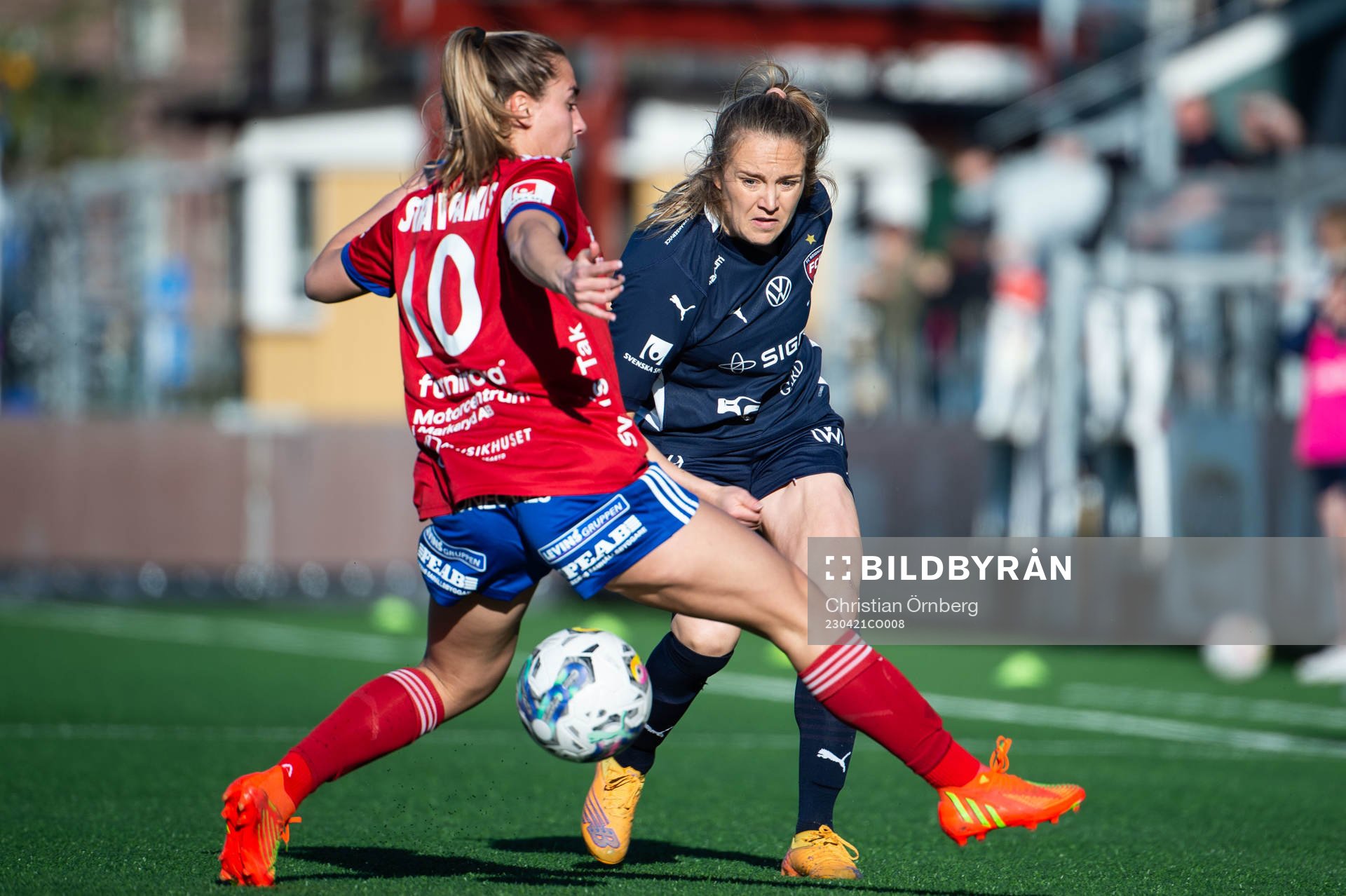 Vittsjös Sarah Stratigakis och FC Rosengårds Fiona Brown