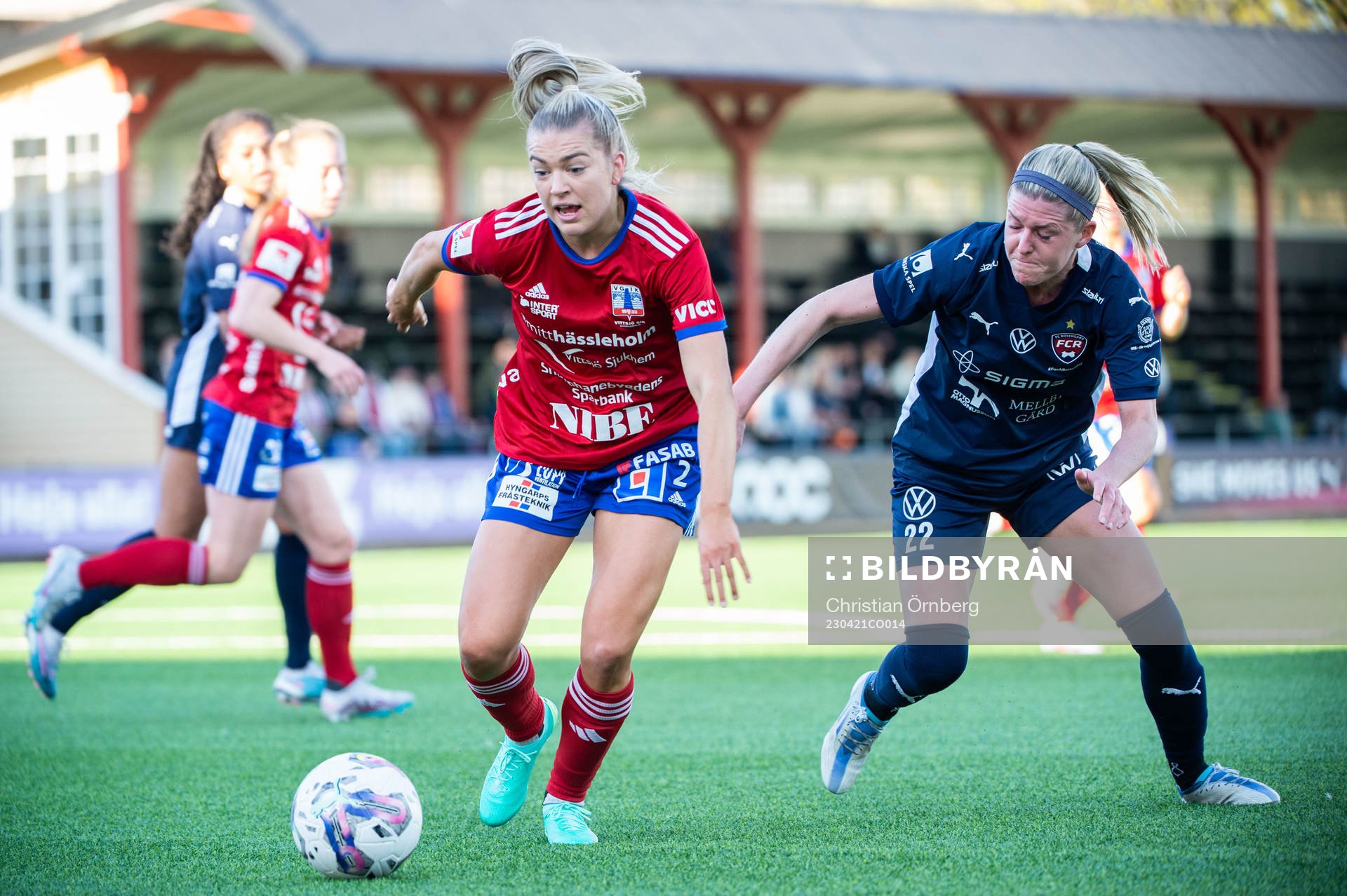 Vittsjös Charlotte Grant och FC Rosengårds Olivia Schough under fotbollsmatchen i Damallsvenskan mellan FC Rosengård och Vittsjö den 21 april 2023 i Malmö.