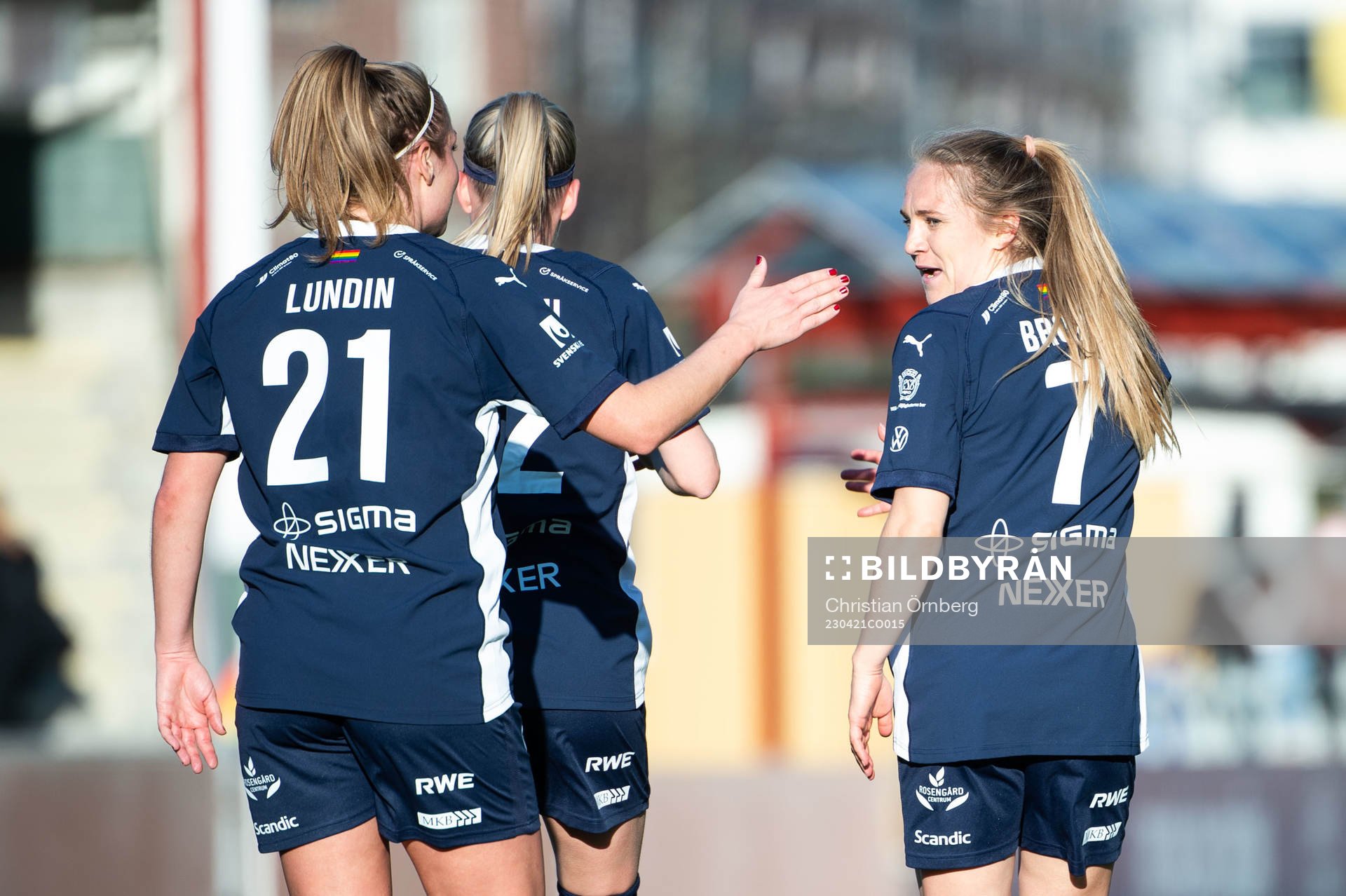 FC Rosengårds Fiona Brown jublar med Karin Lundin och
