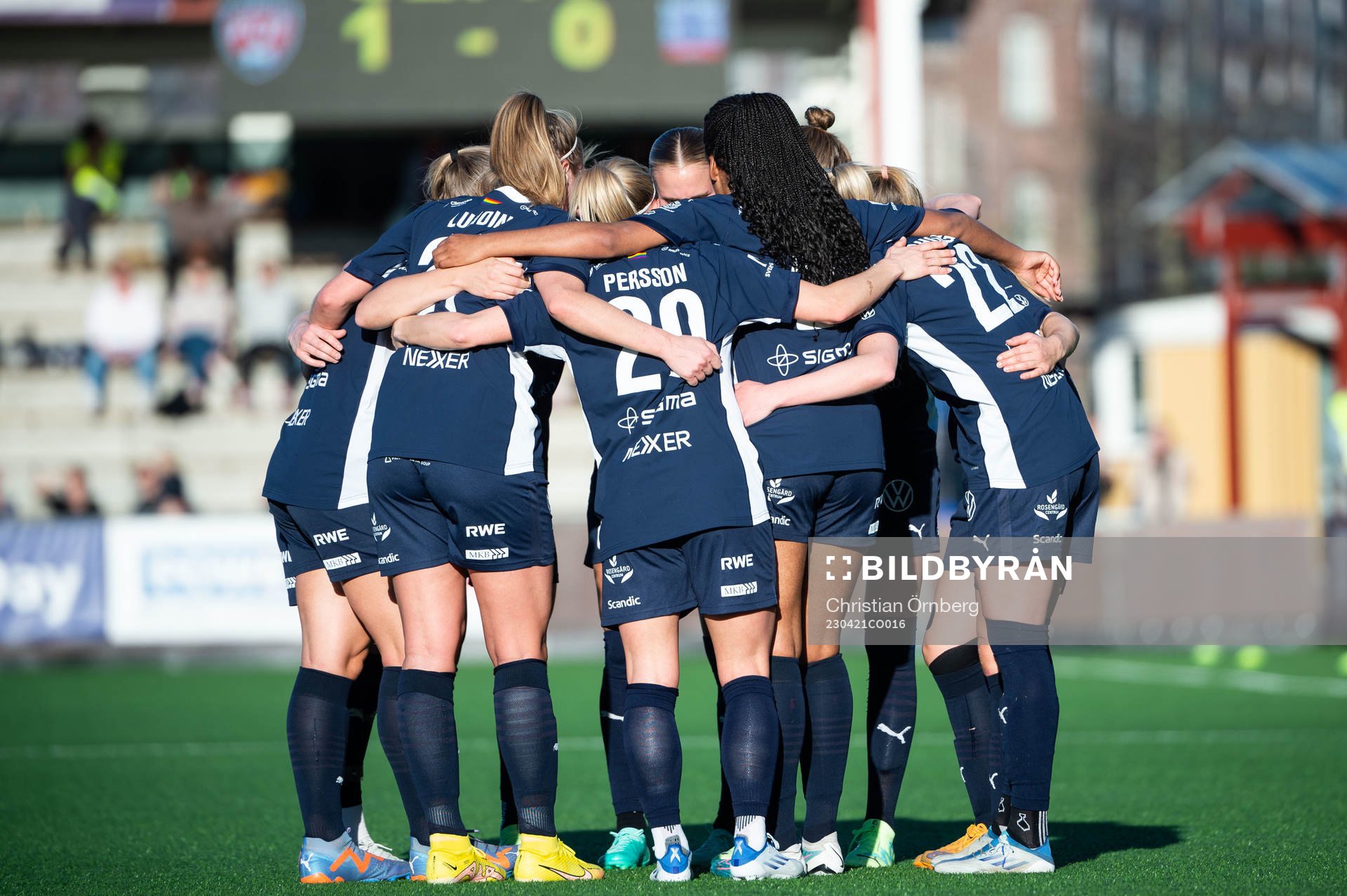 FC Rosengårds Fiona Brown jublar med lagkamrater