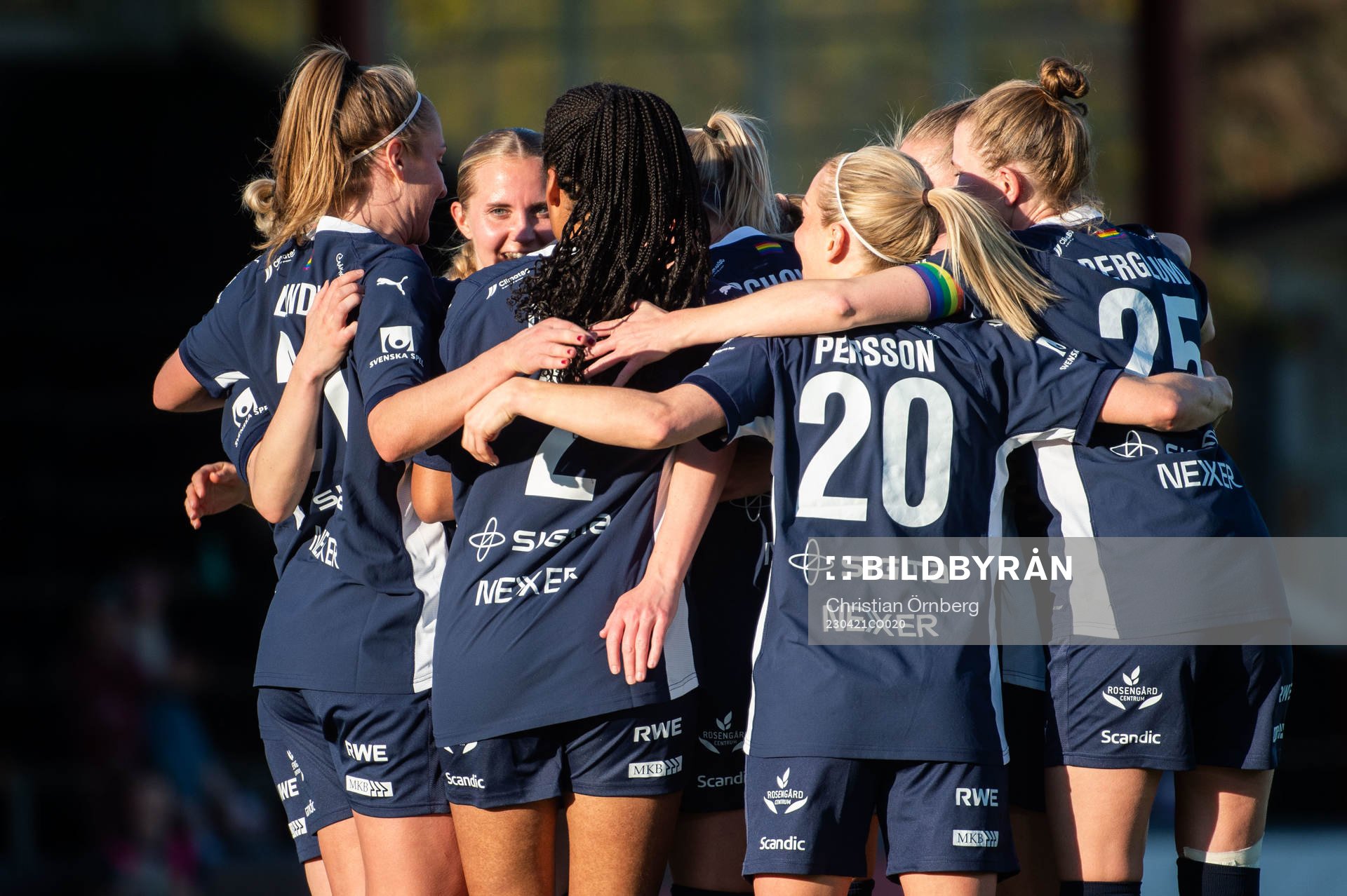 FC Rosengårds Olivia Schough jublar med lagkamrater