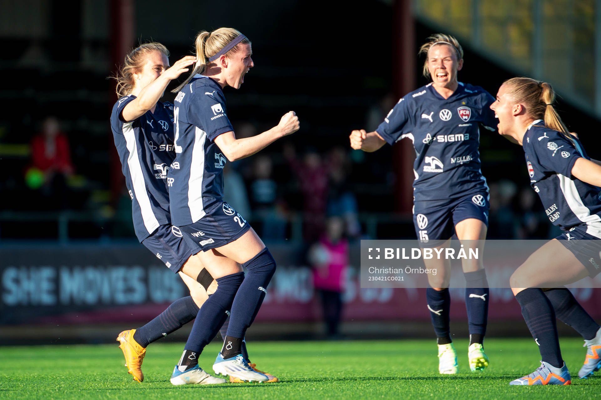 FC Rosengårds Olivia Schough jublar med lagkamraterna