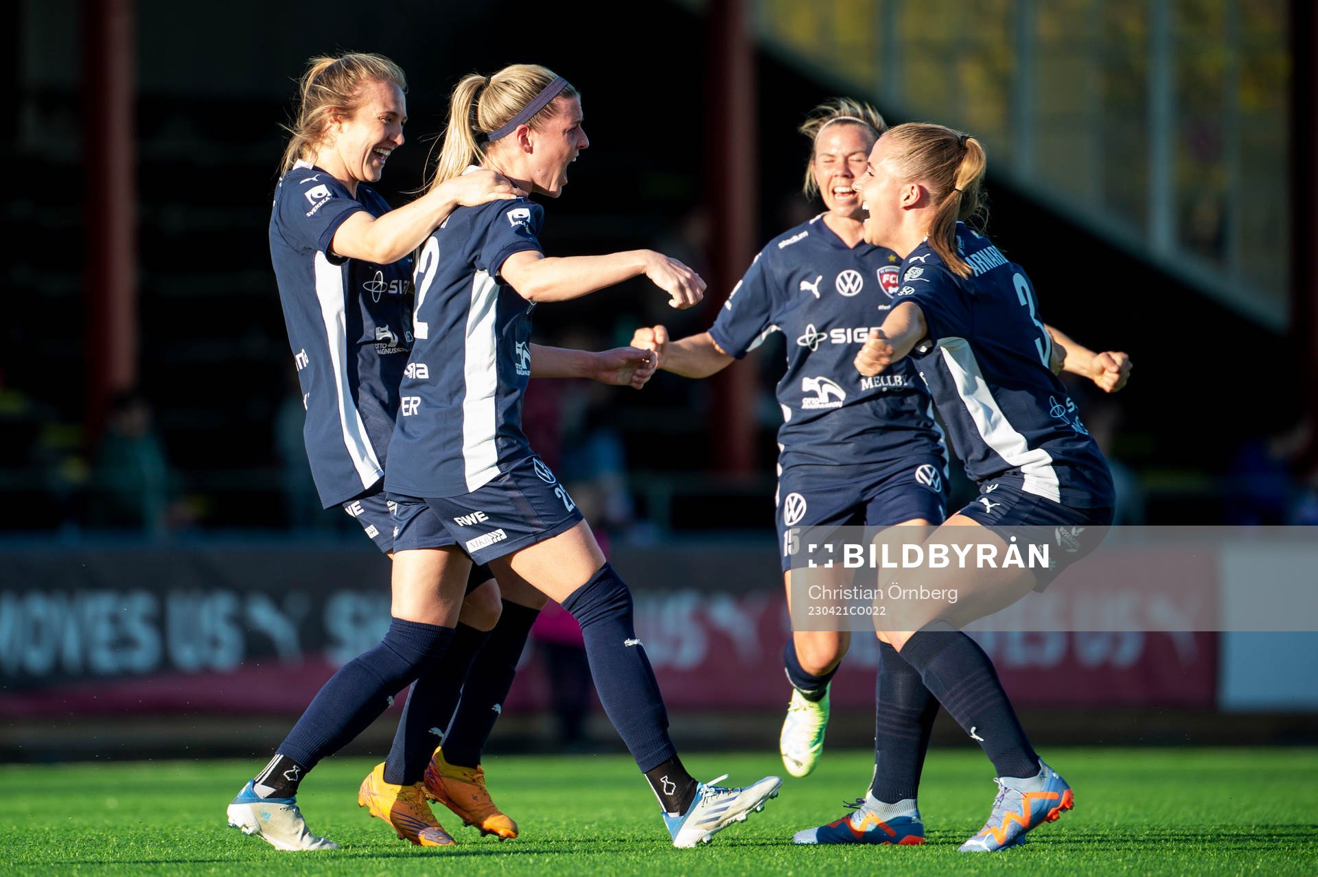 FC Rosengårds Olivia Schough jublar med lagkamraterna