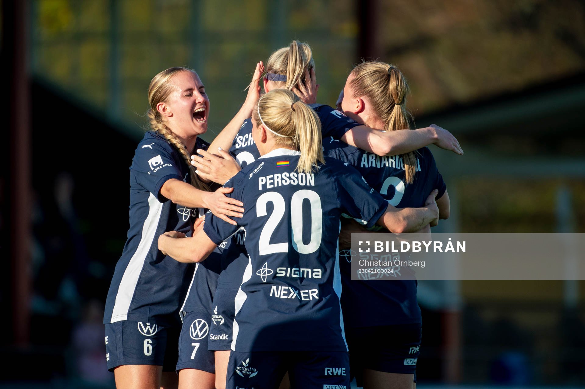 FC Rosengårds Olivia Schough jublar med lagkamraterna