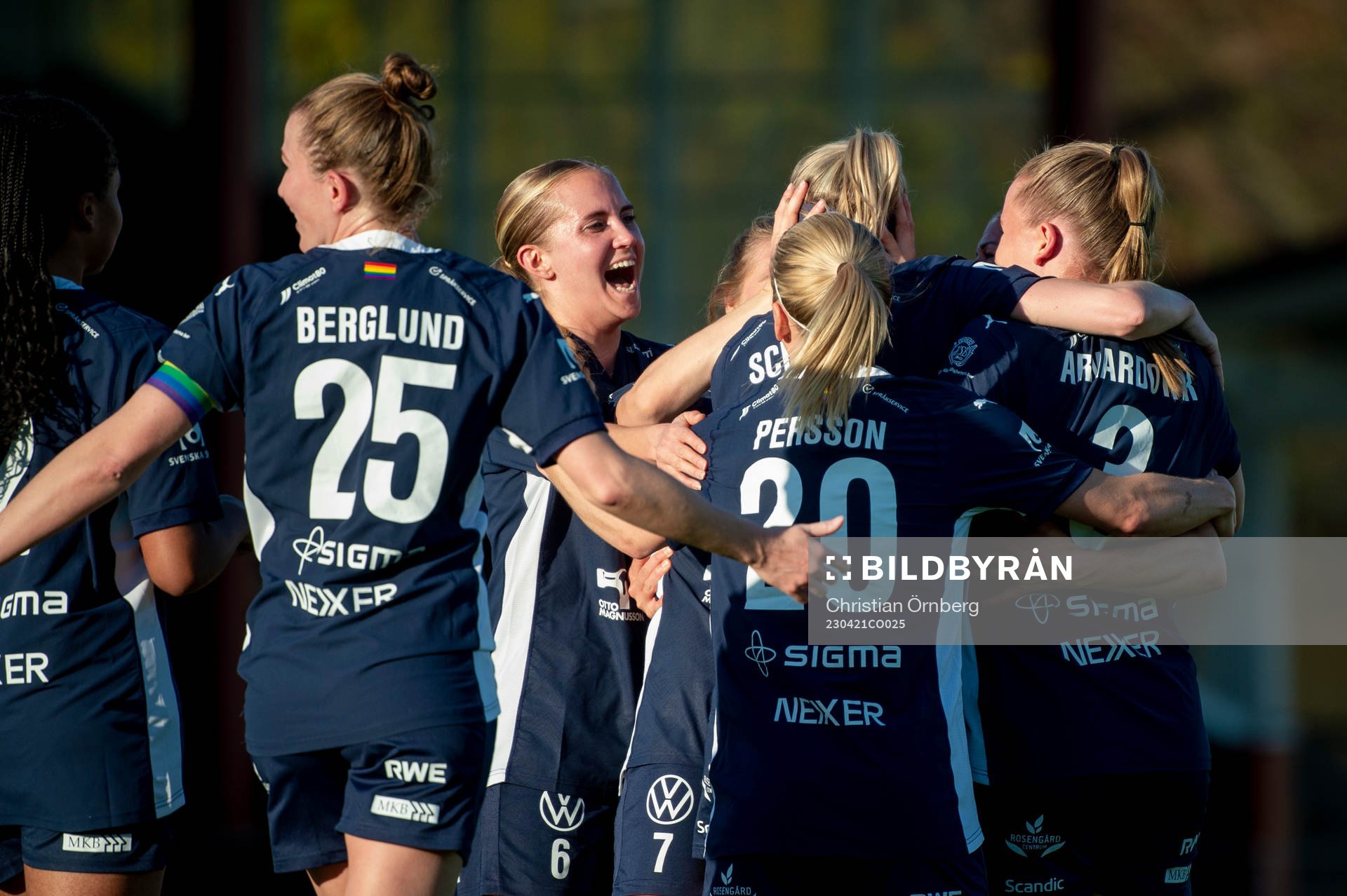 FC Rosengårds Olivia Schough jublar med lagkamraterna