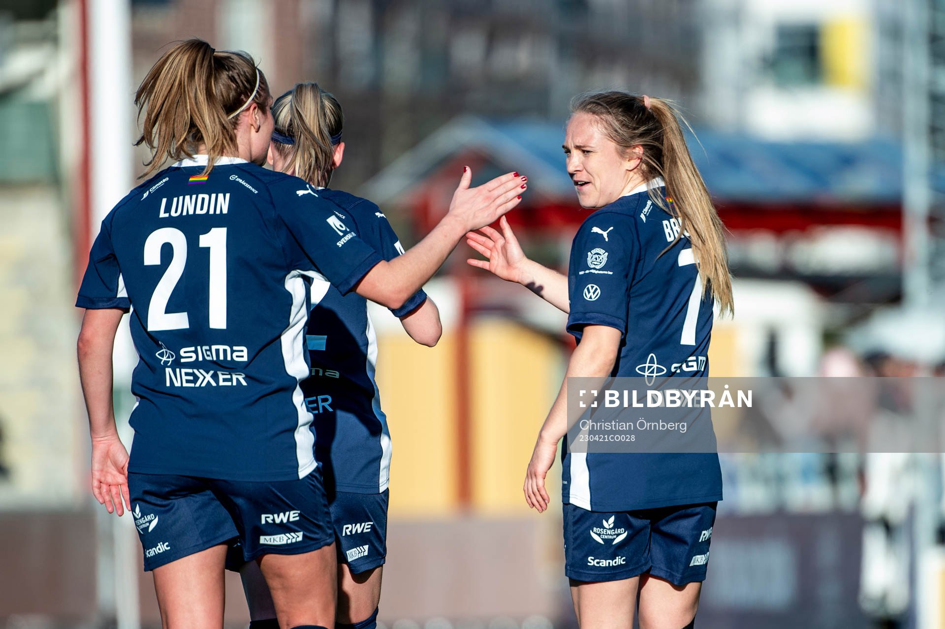 FC Rosengårds Fiona Brown jublar med Karin Lundin