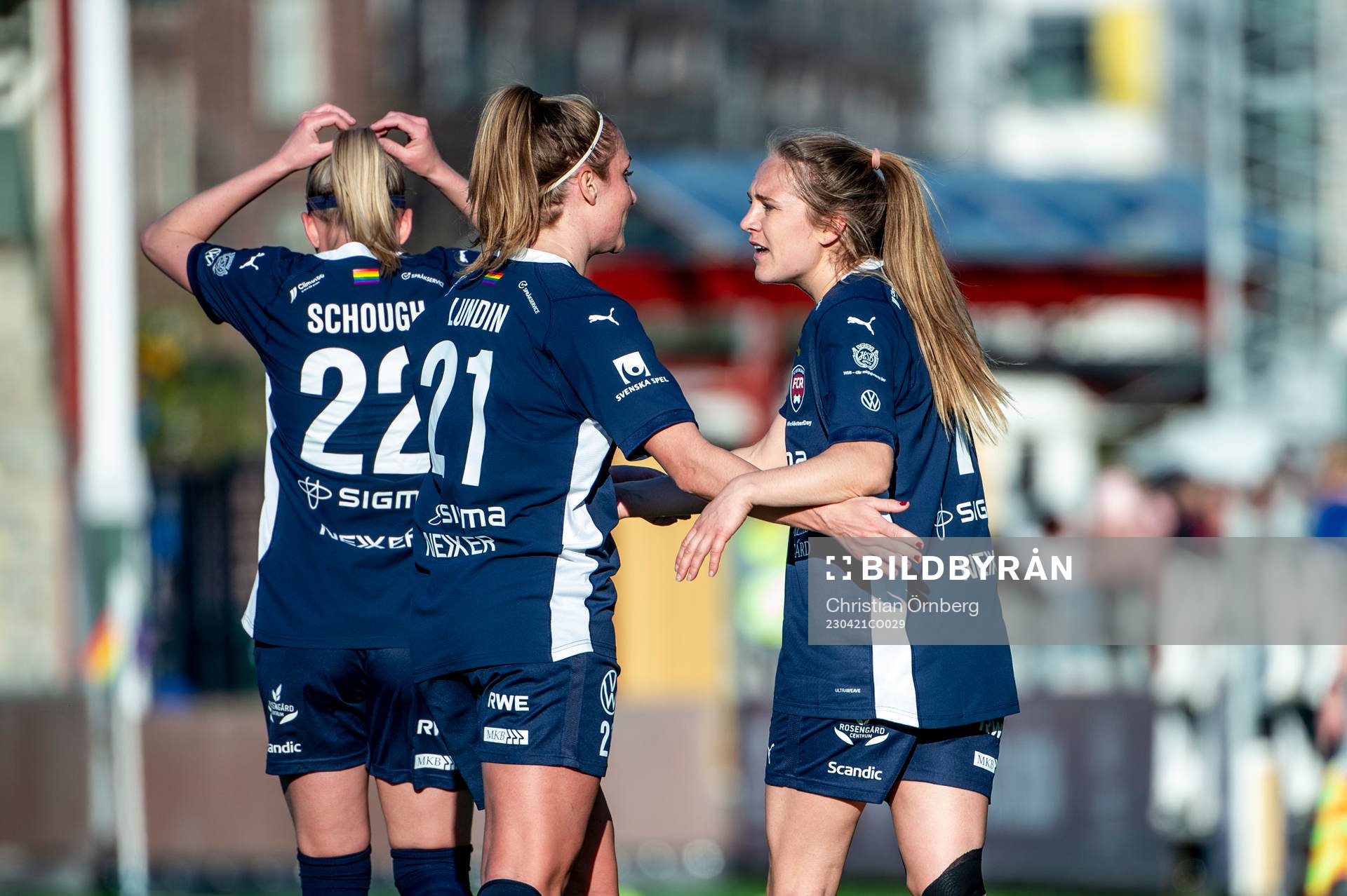 FC Rosengårds Fiona Brown jublar med Karin Lundin