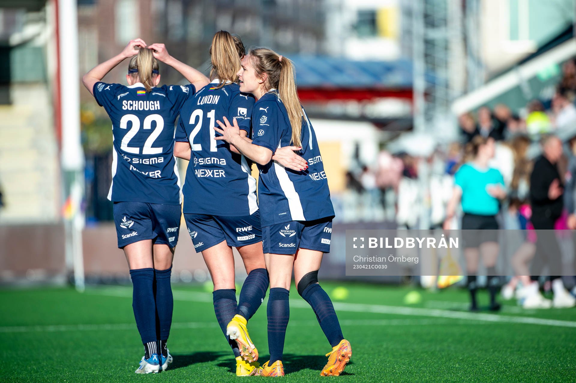 FC Rosengårds Fiona Brown jublar med Karin Lundin